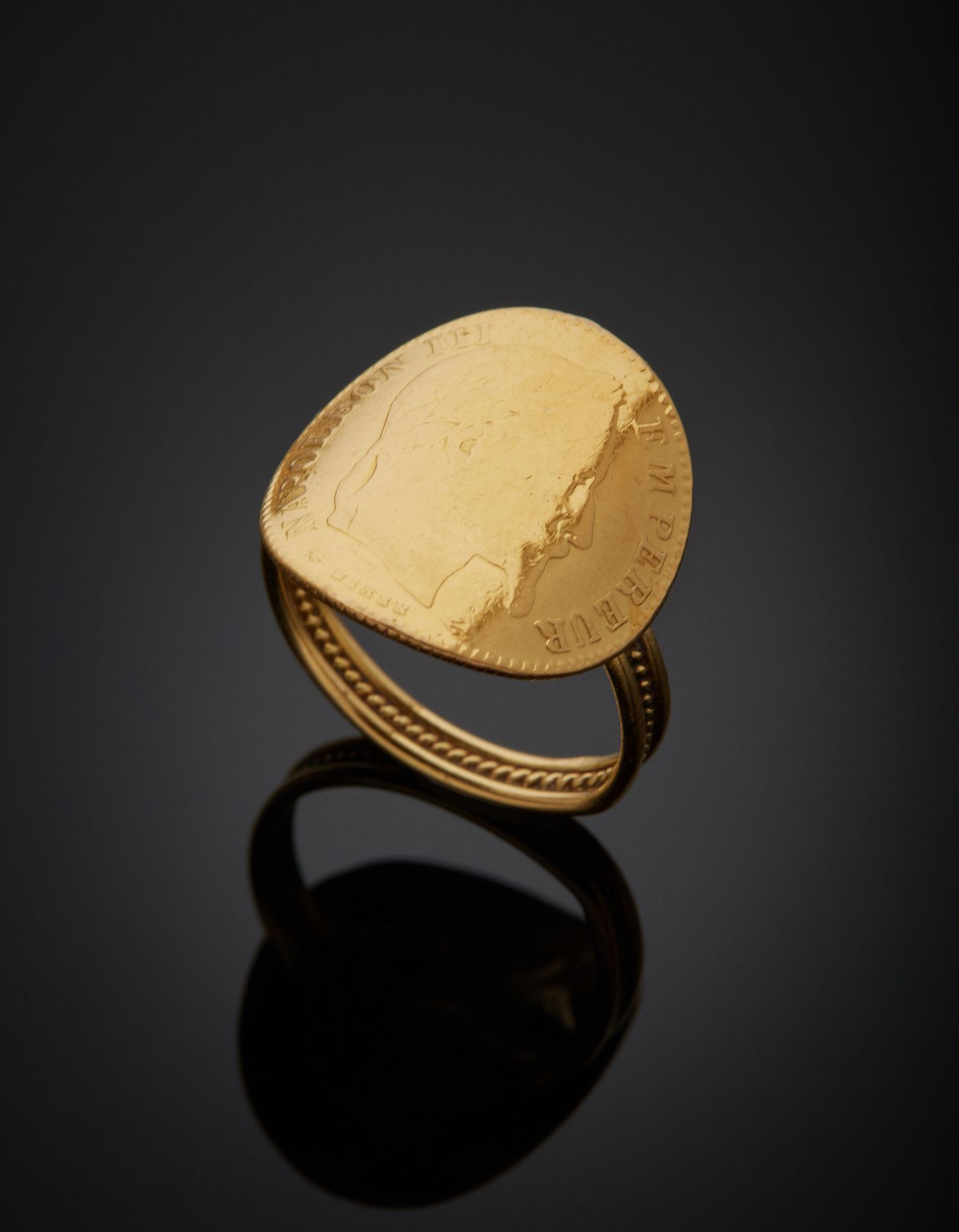 Null 18K黄金戒指750‰，拿破仑10法郎。戒指由两个普通的环组成，中间一个是扭曲的钢丝。穿着。手指大小 52 重量 4,90 g
