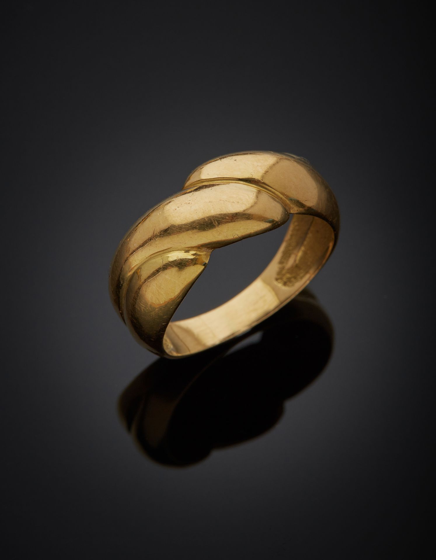 Null 一枚18K黄金750‰的带状戒指，上面有牛角形的图案。使用的痕迹。

手指大小 59 重量 5,10 g
