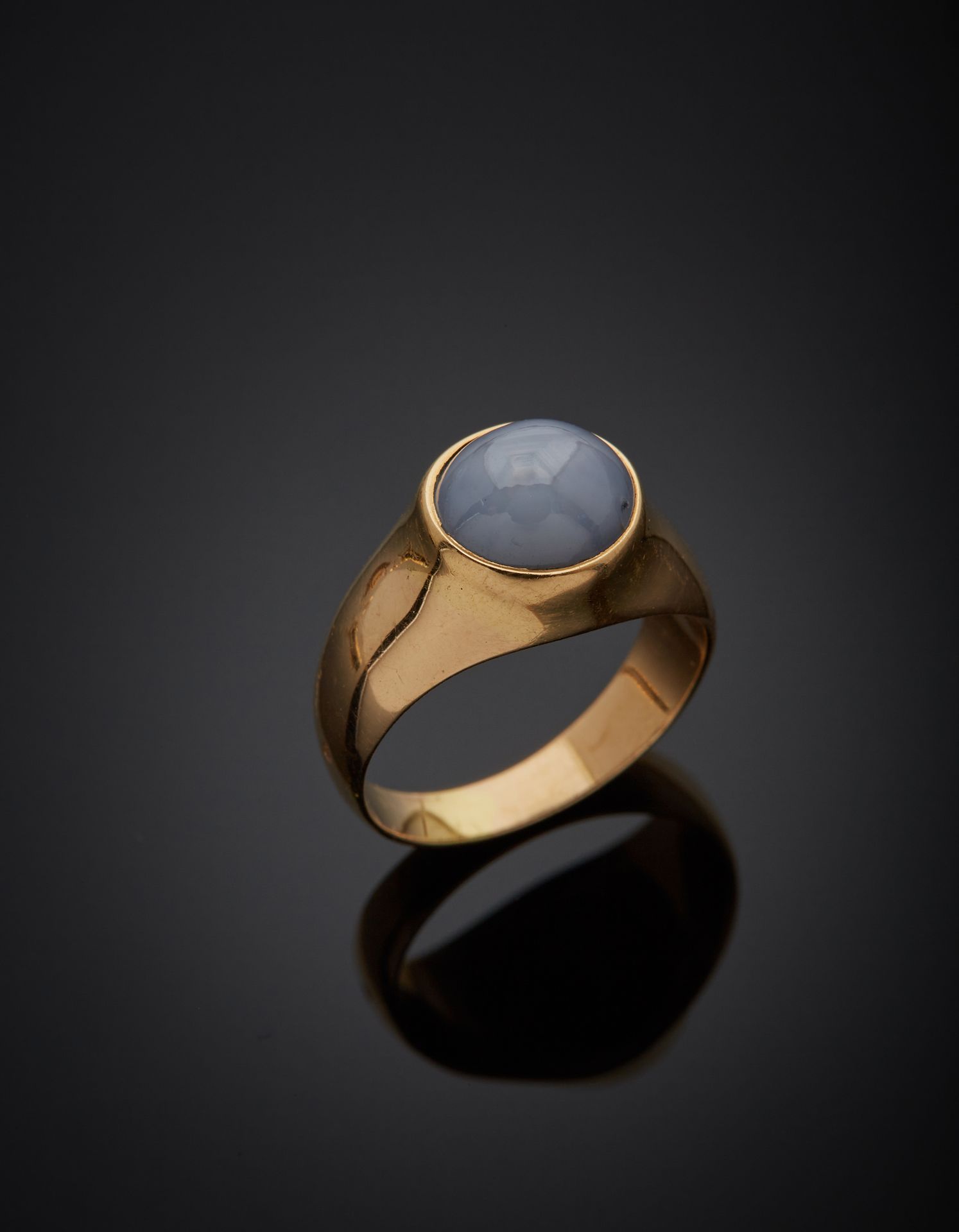 Null 一枚18K黄金750‰戒指，中间有一颗凸圆形切割的星形蓝宝石（经过处理）。使用的痕迹。

手指尺寸48 毛重5.30克