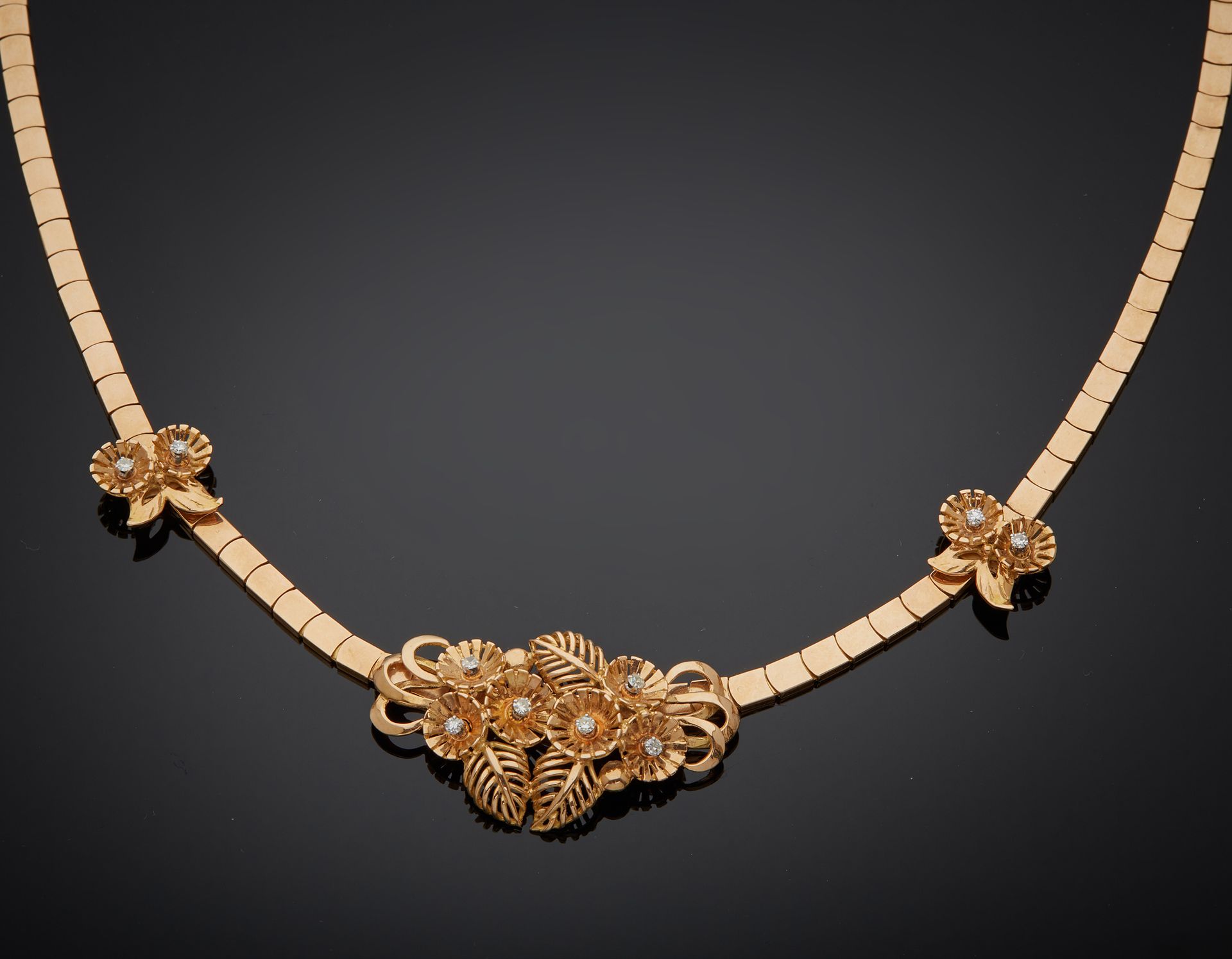 Null Two-tone 18K gold necklace 750‰, adorned with a central bouquet-shaped elem&hellip;