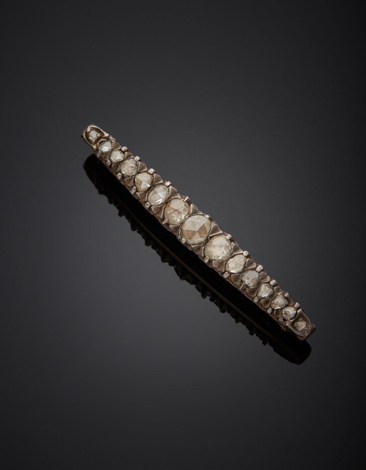 Null 一枚18K黄金750‰和银质第二头衔800‰的发夹胸针，镶嵌着一条递减的玫瑰式切割钻石。使用的痕迹，碎石和冲击的痕迹。

长5.30厘米 毛重7.60&hellip;