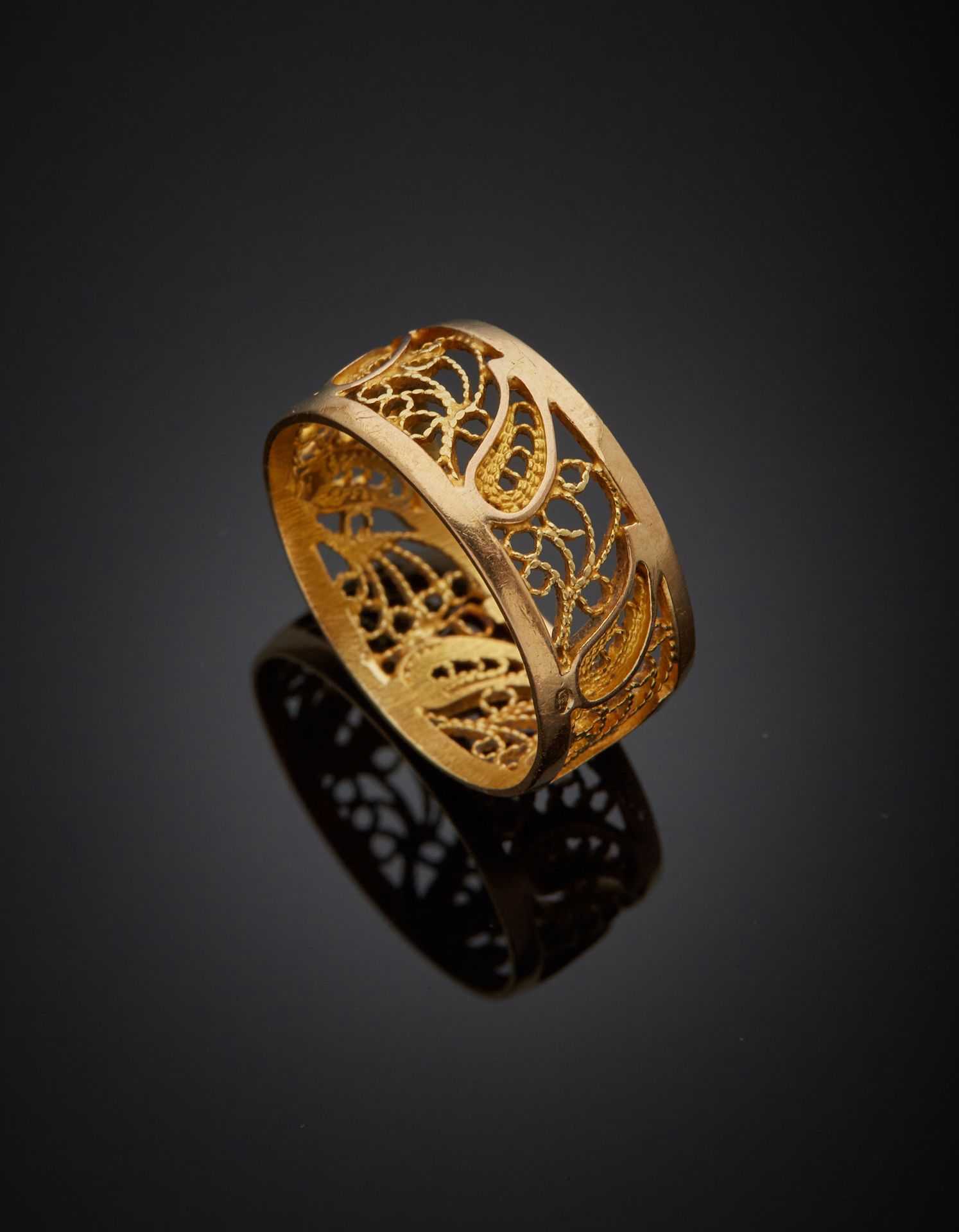 Null 18K yellow gold 750‰ wide ring, adorned with filigree. Persia, Iran, Kadjar&hellip;