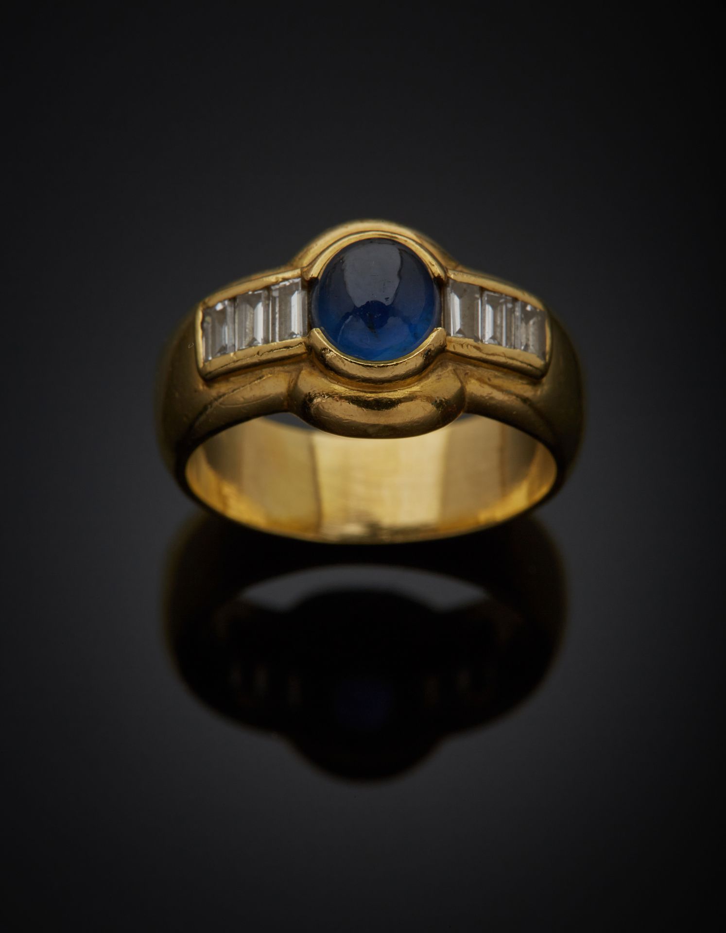 Null 一枚18K黄金750‰戒指，中央是一颗凸圆形切割（处理过的）蓝宝石，肩部是长方形切割钻石。有使用的痕迹，轻微变形和碎裂的石头。

手指尺寸51 毛重7&hellip;