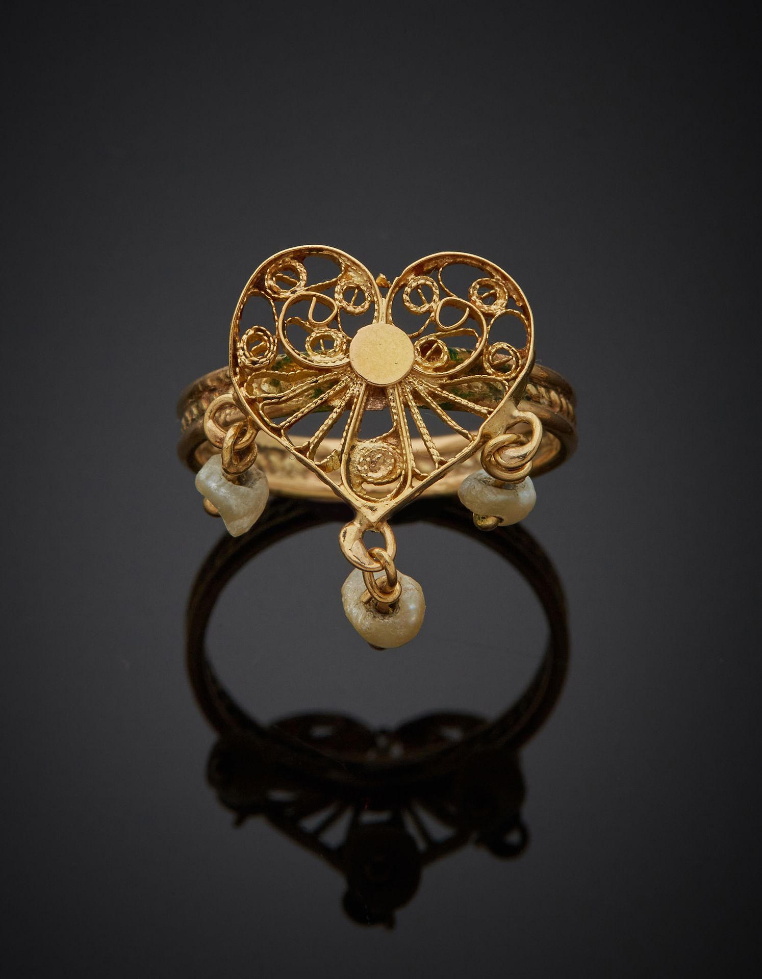 Null An 18K yellow gold 750‰ filigree heart-shaped ring adorned with three movab&hellip;