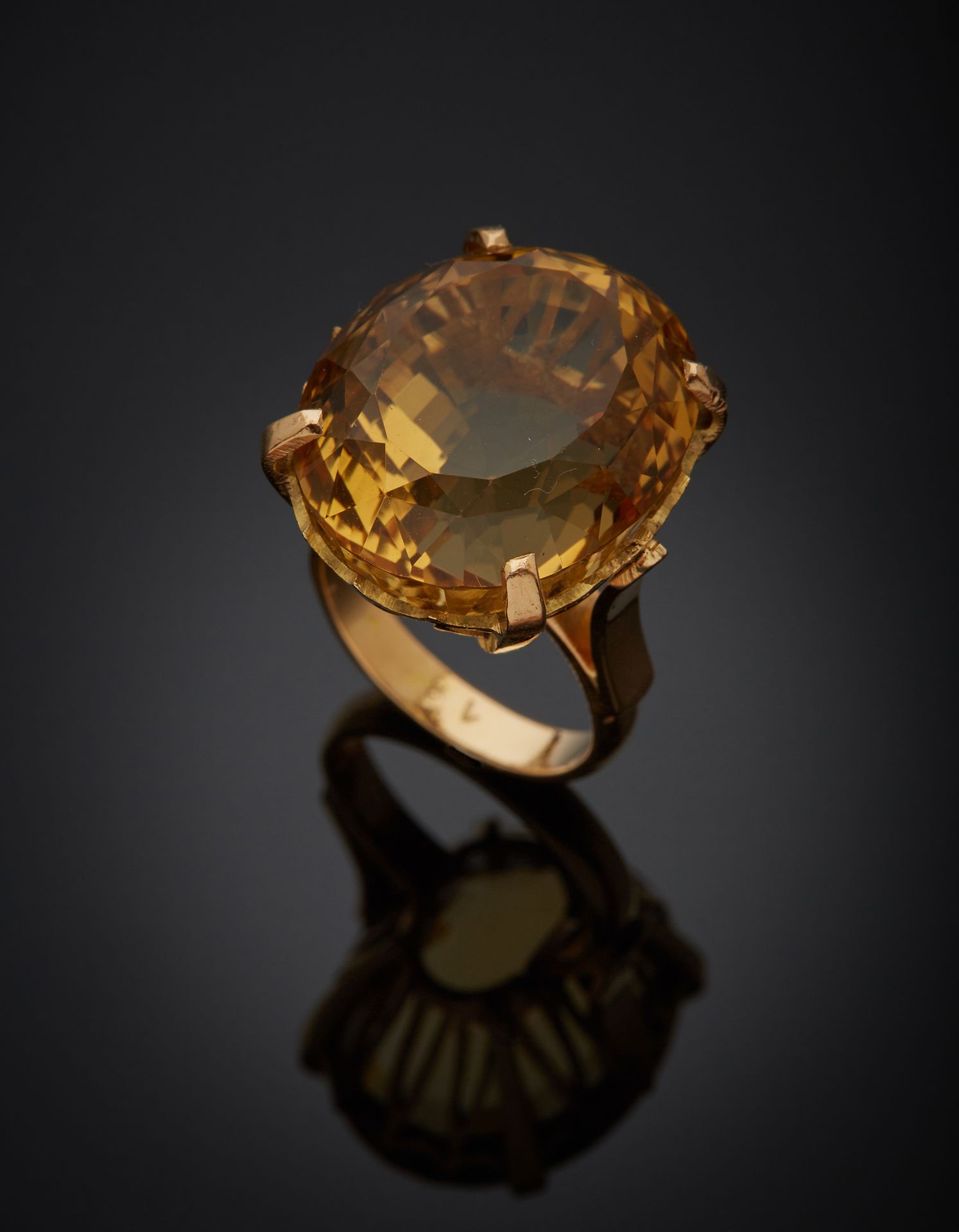 Null 一枚18K黄金750‰的椭圆戒指，镶嵌着重约30克拉的黄水晶。使用的痕迹。

手指尺寸52 毛重14.40克