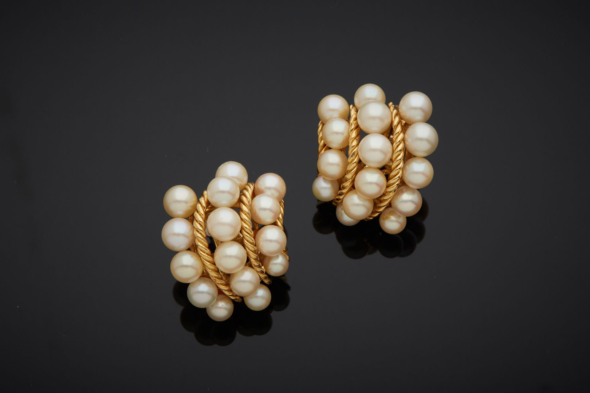Null 一对18K黄金750‰的耳夹，装饰着三排养殖珍珠，用扭曲的线突出。

H.2.50厘米 毛重24克