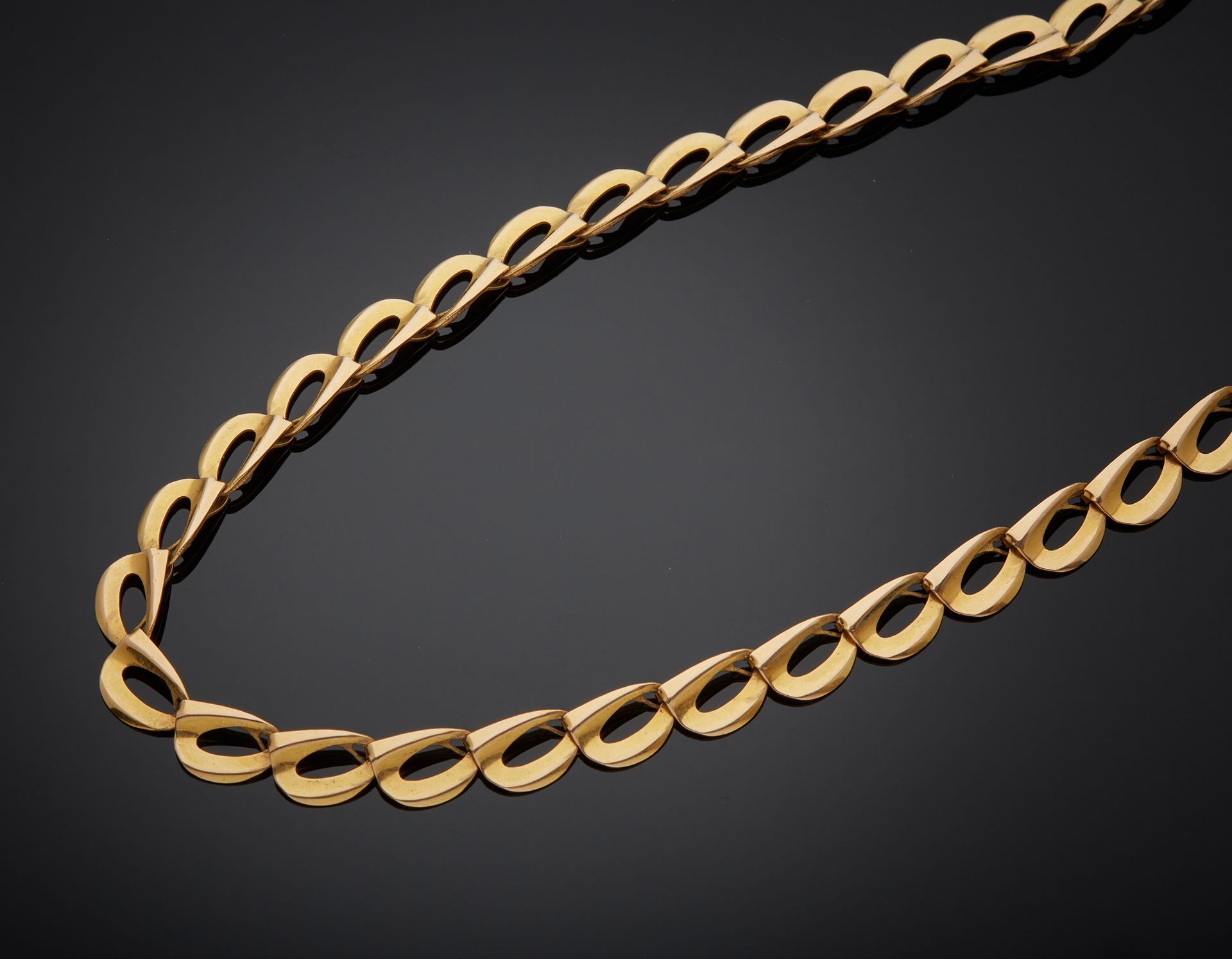 Null 750‰的18K黄金项链，由镂空的椭圆形元素组成，配有8个保险的棘轮扣。使用的痕迹。

L. 45 cm 重量 27,60 g