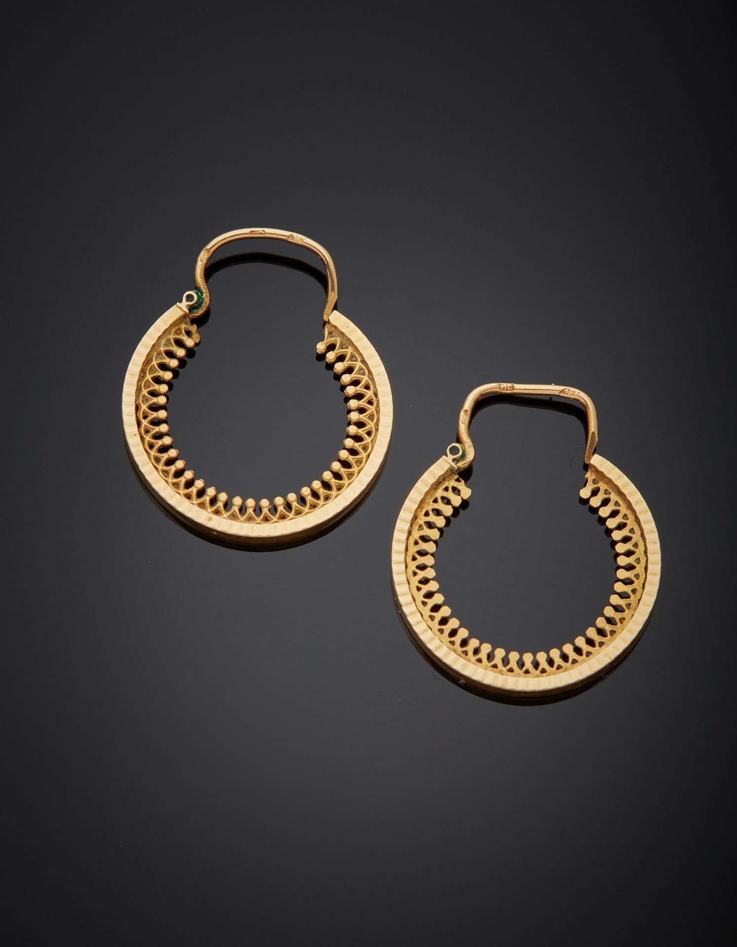 Null 一对18K黄金750‰的耳环，形状为圆形，装饰有哥特式风格的花边浮雕。法国的工作。氧化作用和扭曲作用。

H.2.40 cm 重量 2.30 g
