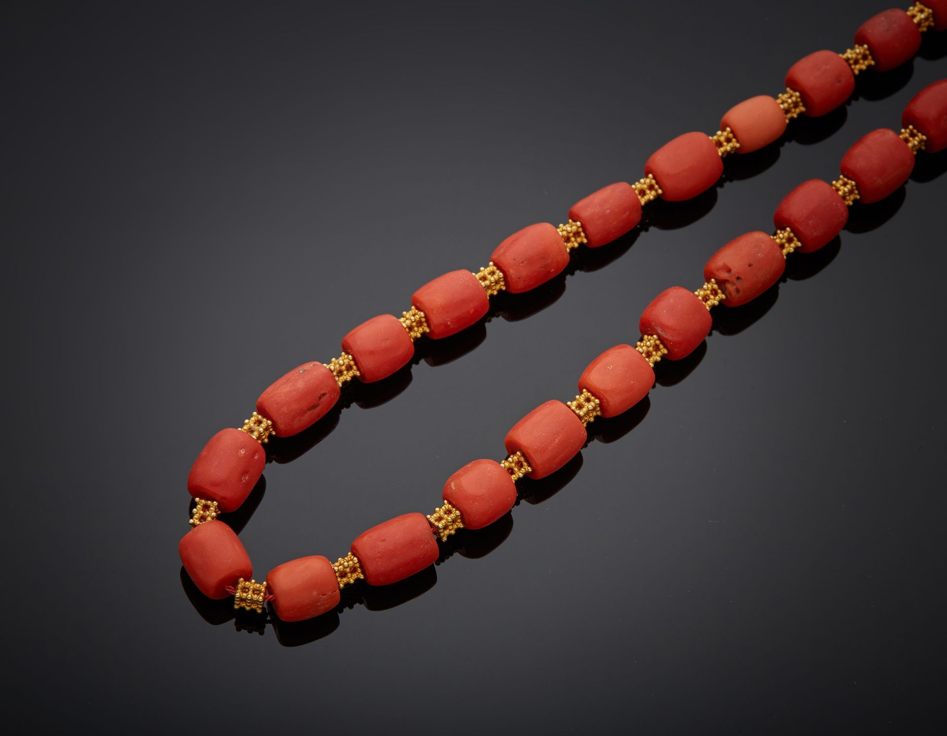 Null Collier composé de perles en corail* de forme tonneau, scandées d’intercala&hellip;