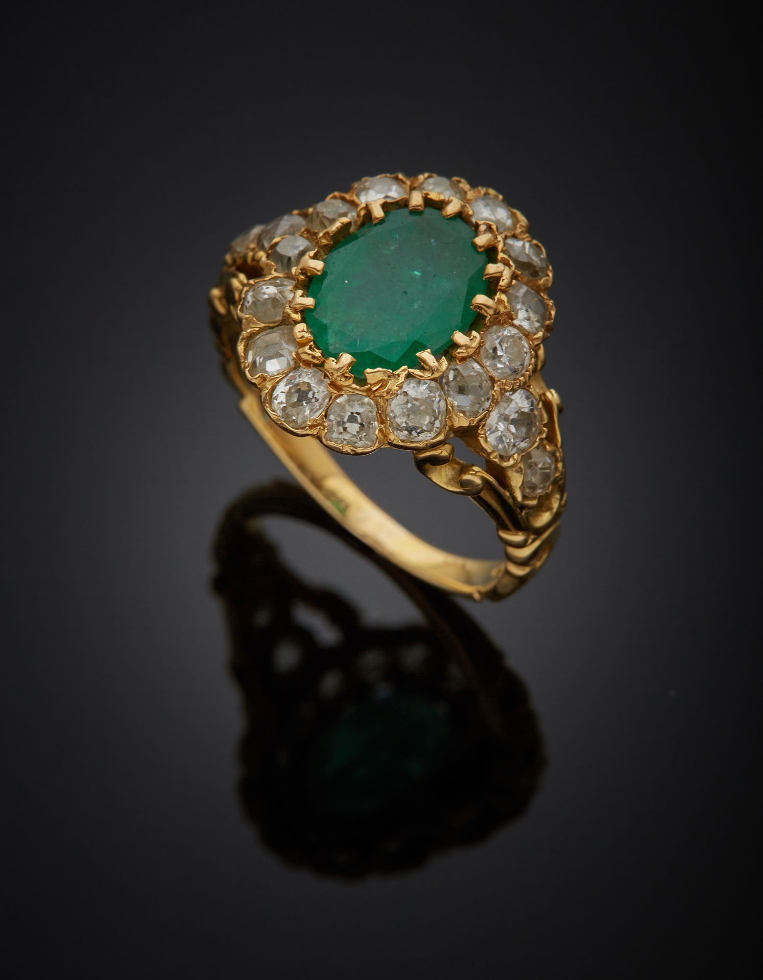 Null 一枚18K黄金750‰的戒指，中央镶嵌着一颗椭圆形的（处理过的）祖母绿，周围环绕着老式切割的钻石，戒指上有镂空装饰。这些石头都是有种子的。

手指尺寸&hellip;