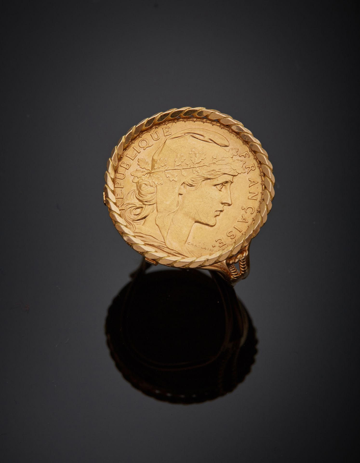 Null 一枚18K黄金750‰的戒指，镶嵌着一枚20法郎的硬币，Marianne，coq，1911年。捻线设置。法国的工作。扭曲。

手指大小54，重量10.&hellip;