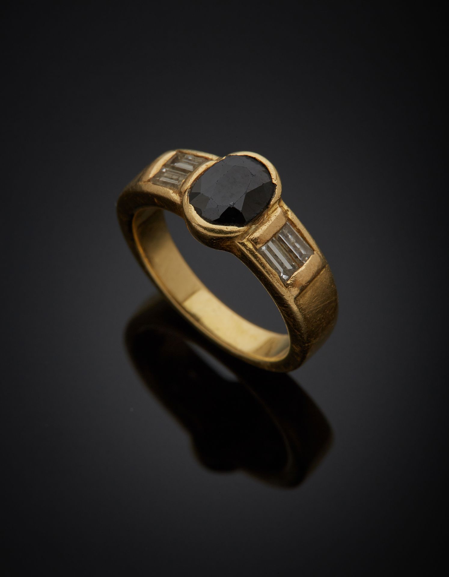 Null 一枚18K黄金750‰的戒指，镶嵌着一颗椭圆形的蓝宝石，上面有两颗长方形切割的钻石。

石头碎裂，有使用的痕迹。

手指尺寸46 毛重4.80克