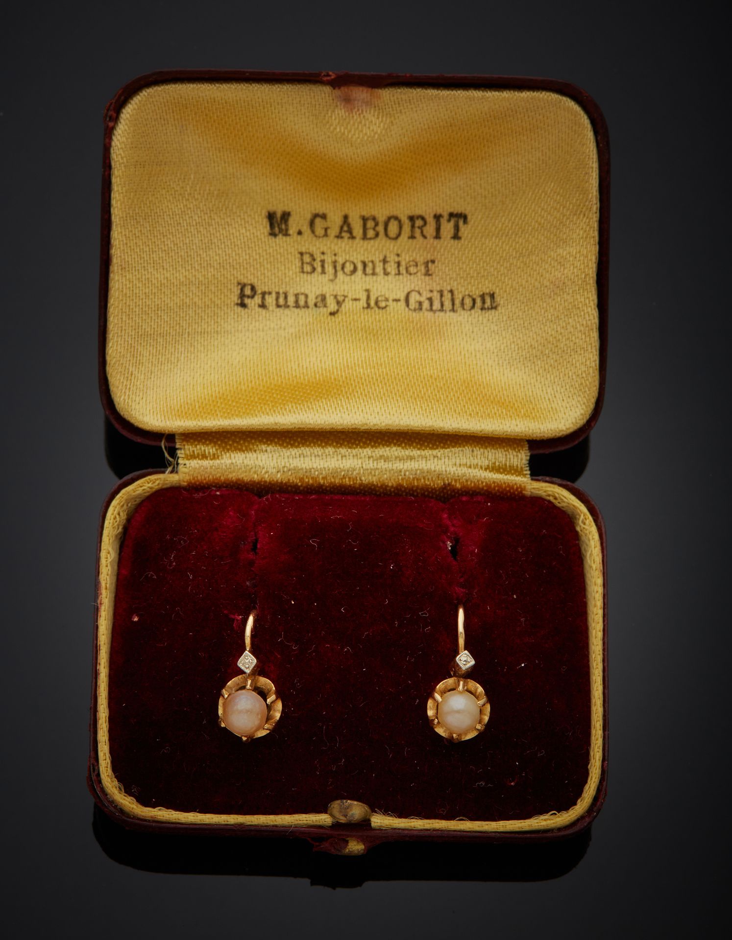 Null 一对双色18K金750‰的卧蚕耳环，镶有马贝珍珠。法国的工作。使用和事故的痕迹。在一个案例中。

H.1.50 cm 毛重 2.60 g