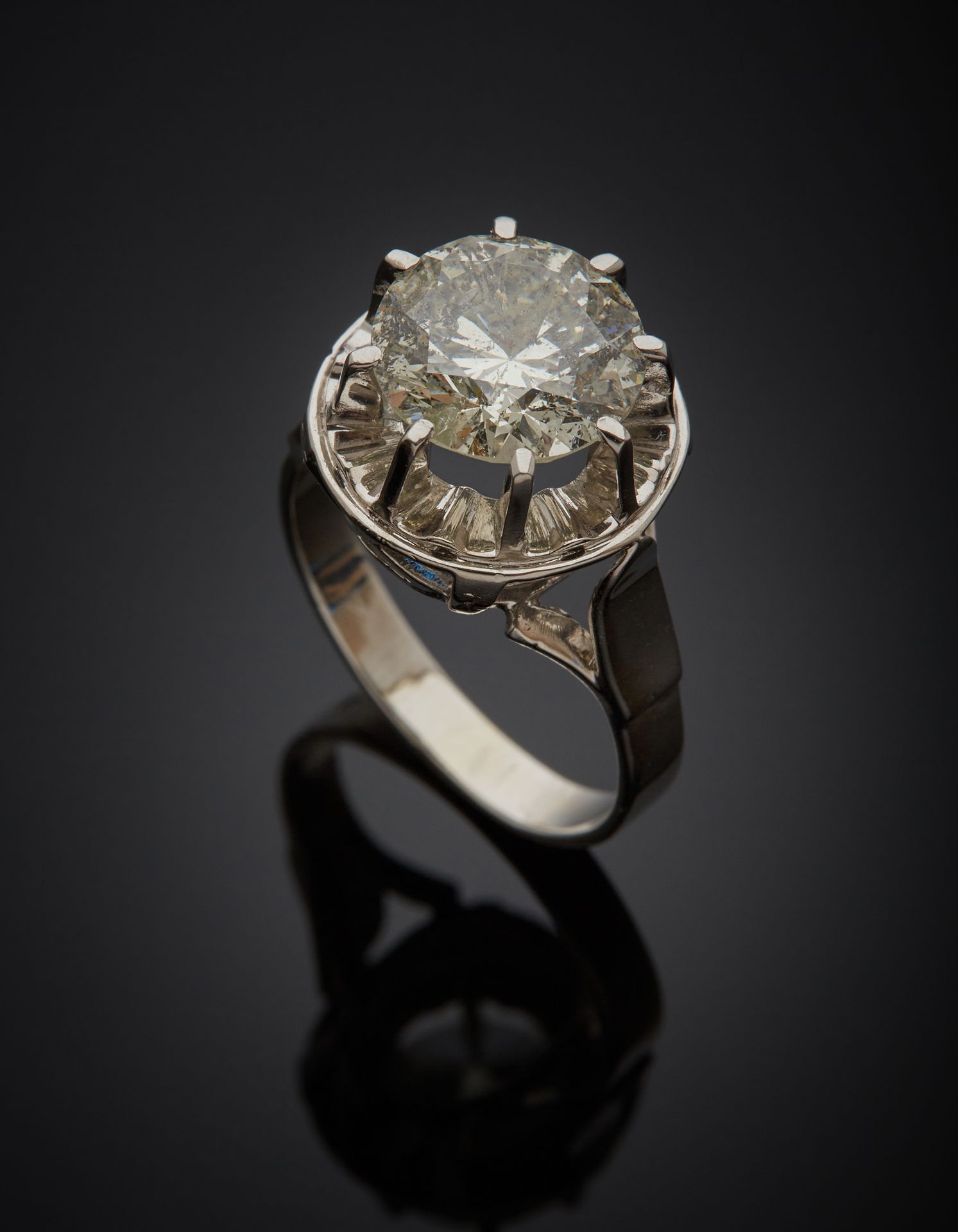 Null 750‰的18K白金单钻，镶嵌着一颗明亮式切割的钻石。石头的种子。

钻石大小约10.40 x 5.80毫米 钻石重量约3.90克拉。

手指尺寸56&hellip;