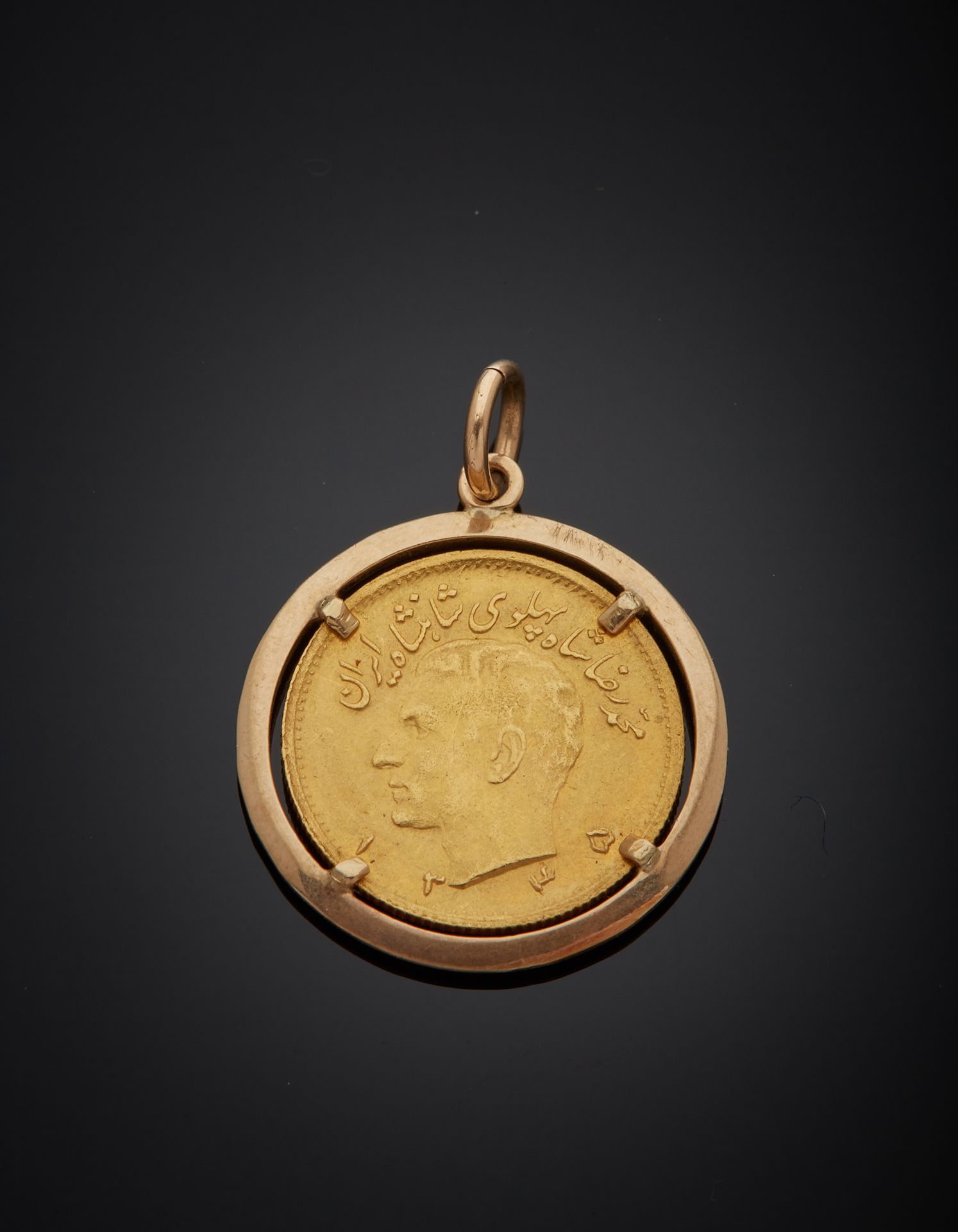 Null 一个14K黄金吊坠585‰，上面装饰着一枚以伊朗国王为主题的硬币。

毛重5.80克