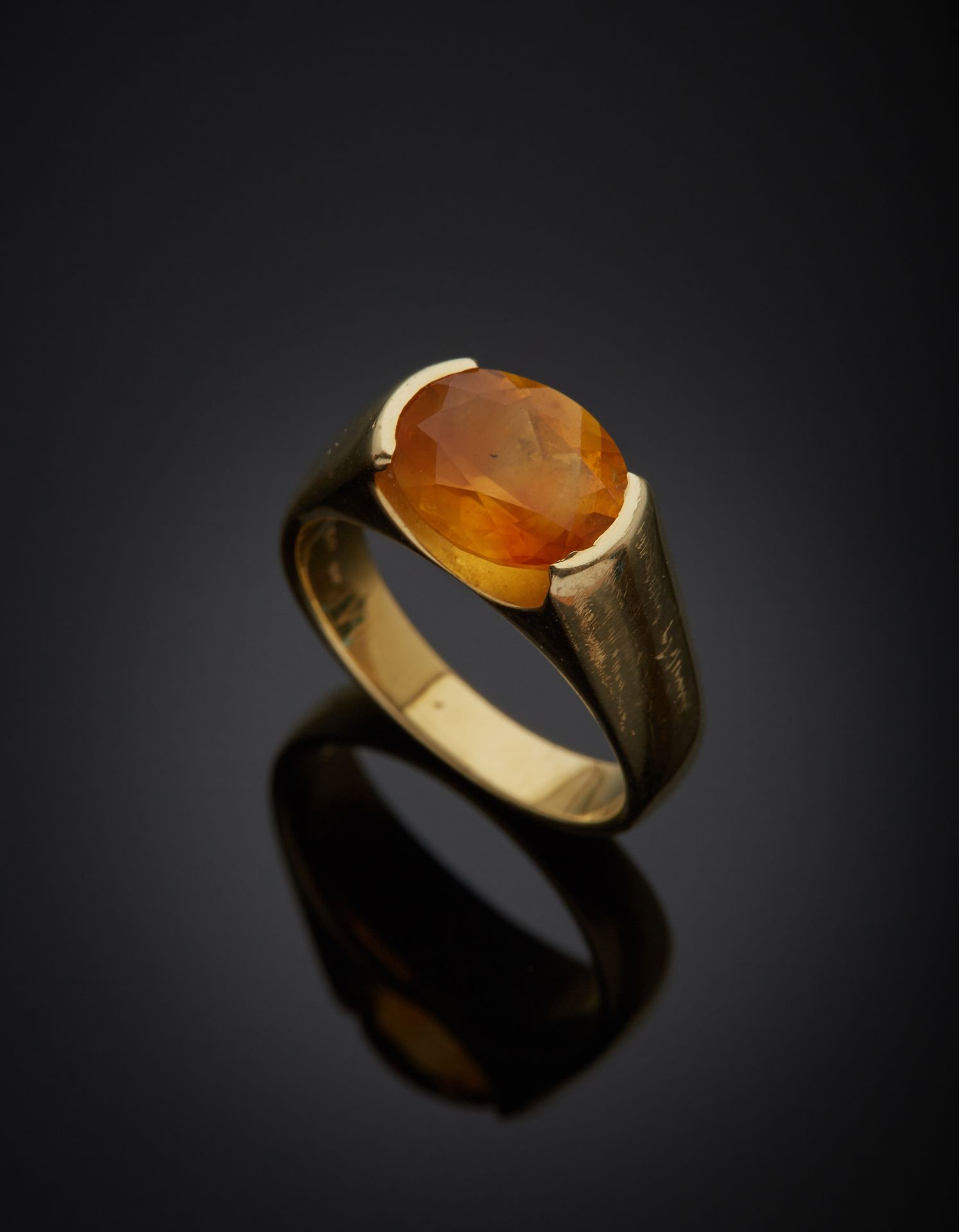 Null 一枚14K黄金585‰的平带戒指，镶嵌着一个椭圆形的黄水晶。使用的痕迹。

手指大小54，毛重5.30克