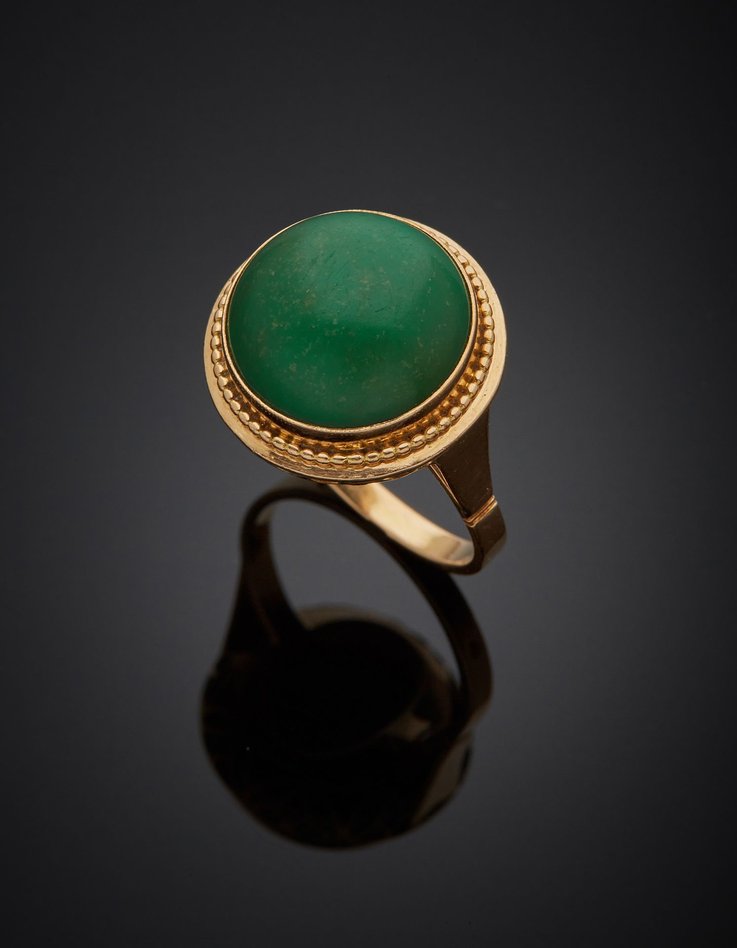 Null 一枚18K黄金750‰的圆形戒指，镶嵌着凸面绿宝石（可能是经过处理的绿松石）。

使用的痕迹。

手指尺寸53 毛重6.10克