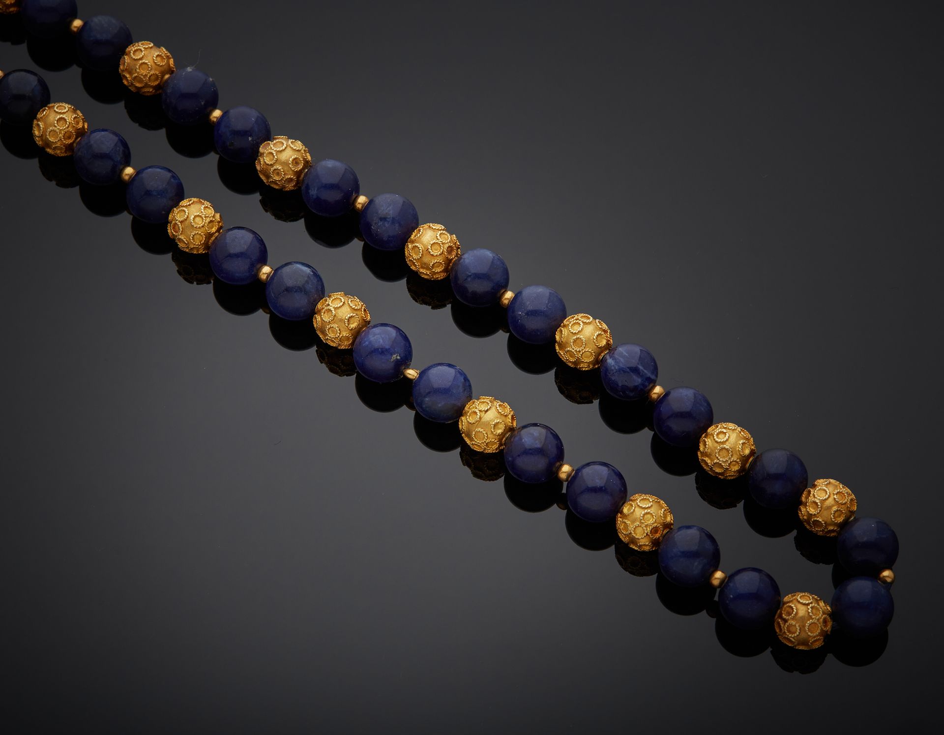 Null 菩提石珠子半跳，用14K黄金585‰的球状间隔物装饰，用捻线装饰，有些是普通的，没有扣子。不受控制。

长约69厘米 毛重83.60克