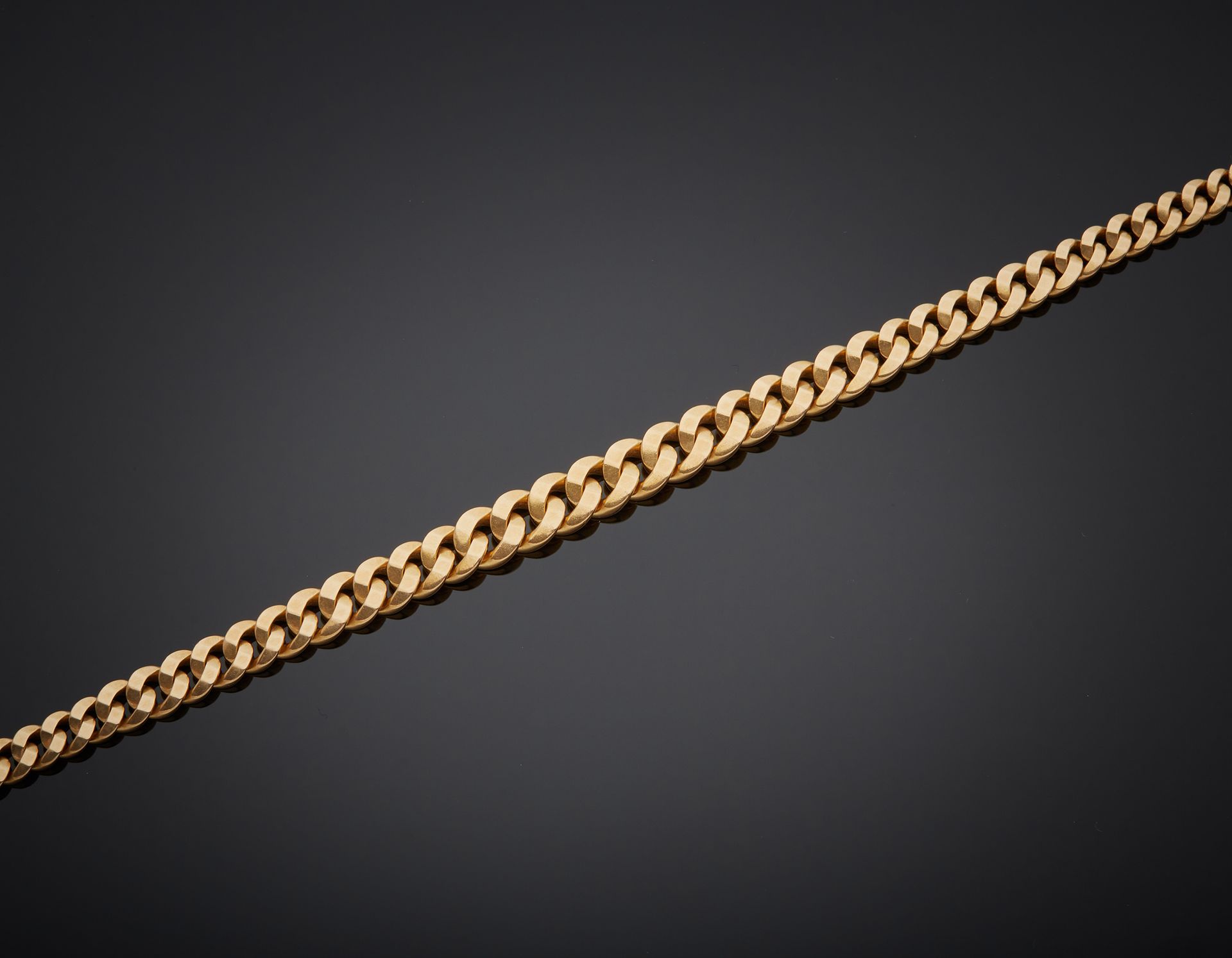 Null 一条18K黄金750‰的垂环美食项链，带两个安全八字的棘轮扣，刻有。使用的痕迹。

长44.50厘米 重量68.10克