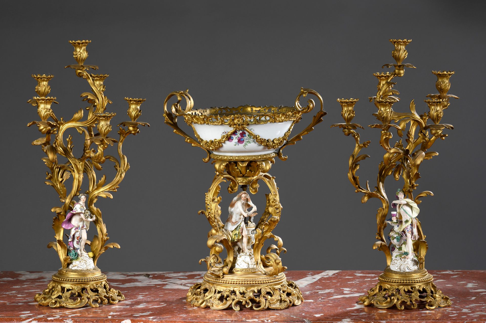 Null Un importante set Rocaille in ormolu composto da una fioriera decorata con &hellip;