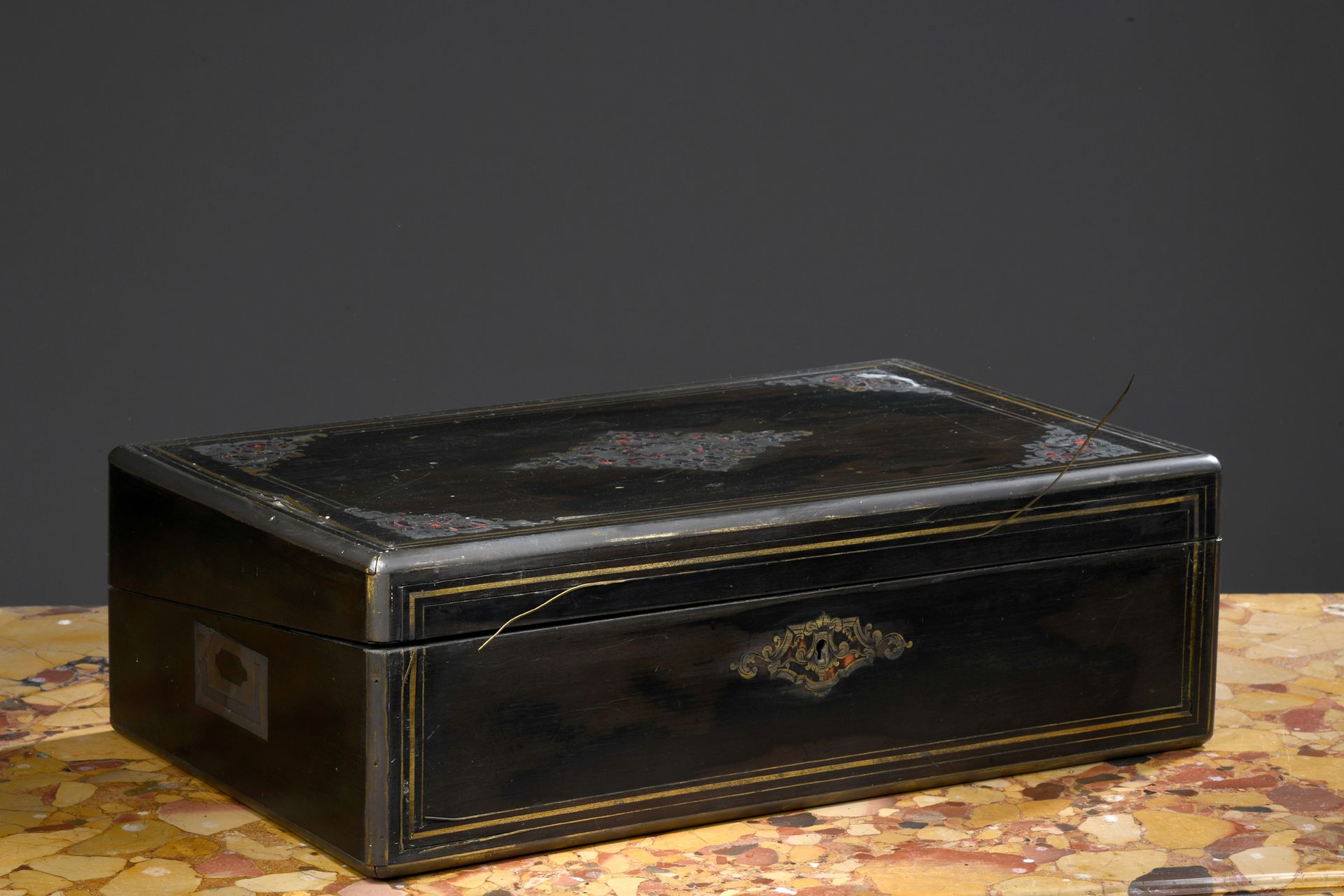 Null 发黑的木质书写箱，在玳瑁的背景上镶嵌着Boulle镶嵌工艺。
拿破仑三世时期
高度：15.5厘米。15,5厘米。宽度：48厘米。深度：29厘米