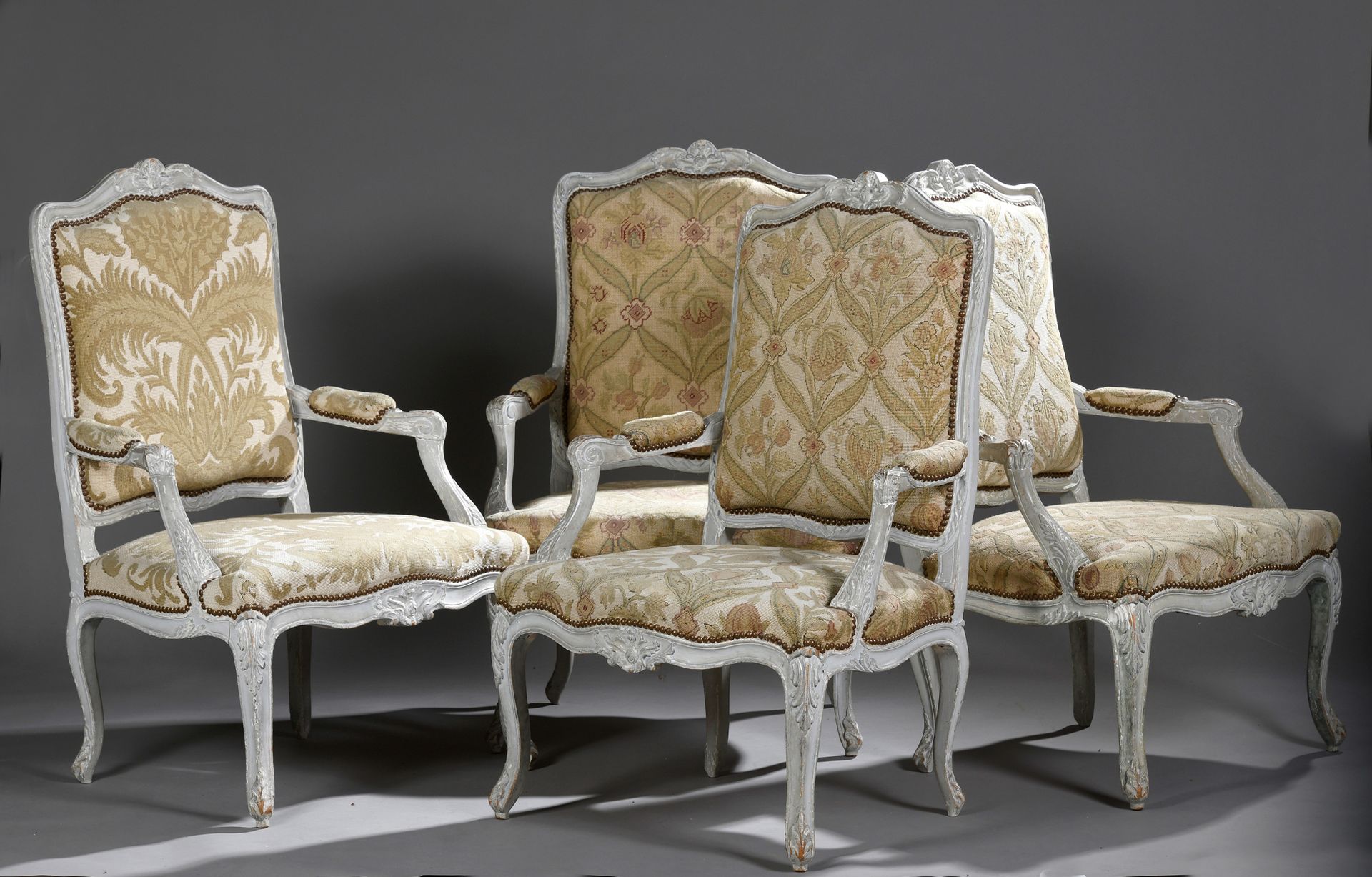 Null Suite de quatre fauteuils à dossier plat en hêtre relaqué gris sculpté de g&hellip;