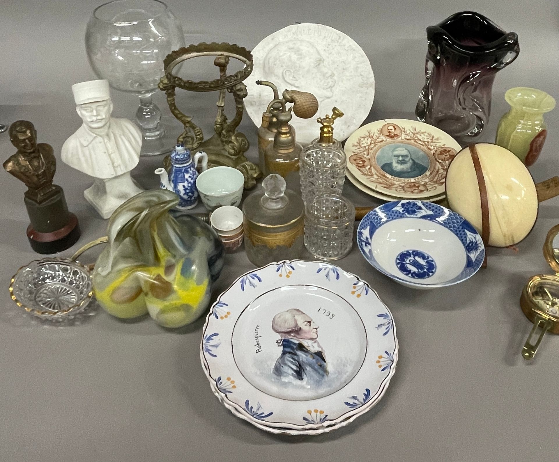 Null 拍品包括：航海指南针、半身像、水晶花瓶、鸵鸟蛋、陶器、厕所服务的一部分和各种物品。