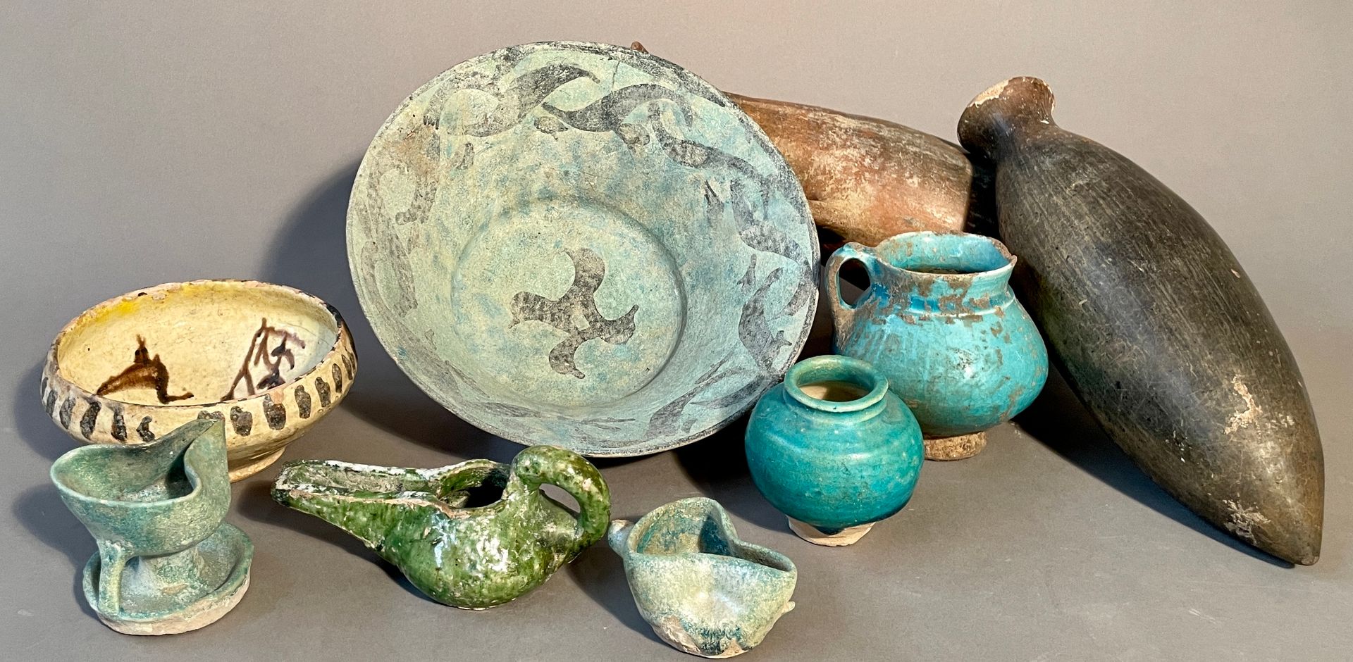 Null Lot including 9 pieces :
-Small glazed ceramic jug, Islamic period
-Glazed &hellip;