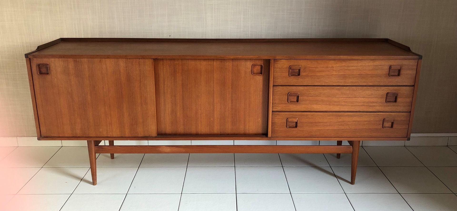 Null Credenza apribile in teak con tre cassetti e due pannelli scorrevoli.
Edizi&hellip;