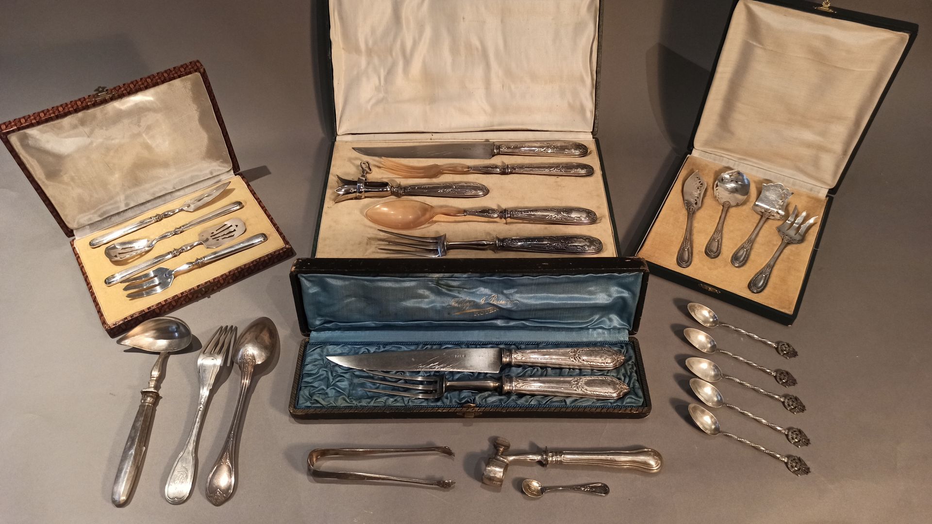 Null Lot including: 
- a silver leg of lamb cutlery 1st title 925 ‰, stuffed han&hellip;