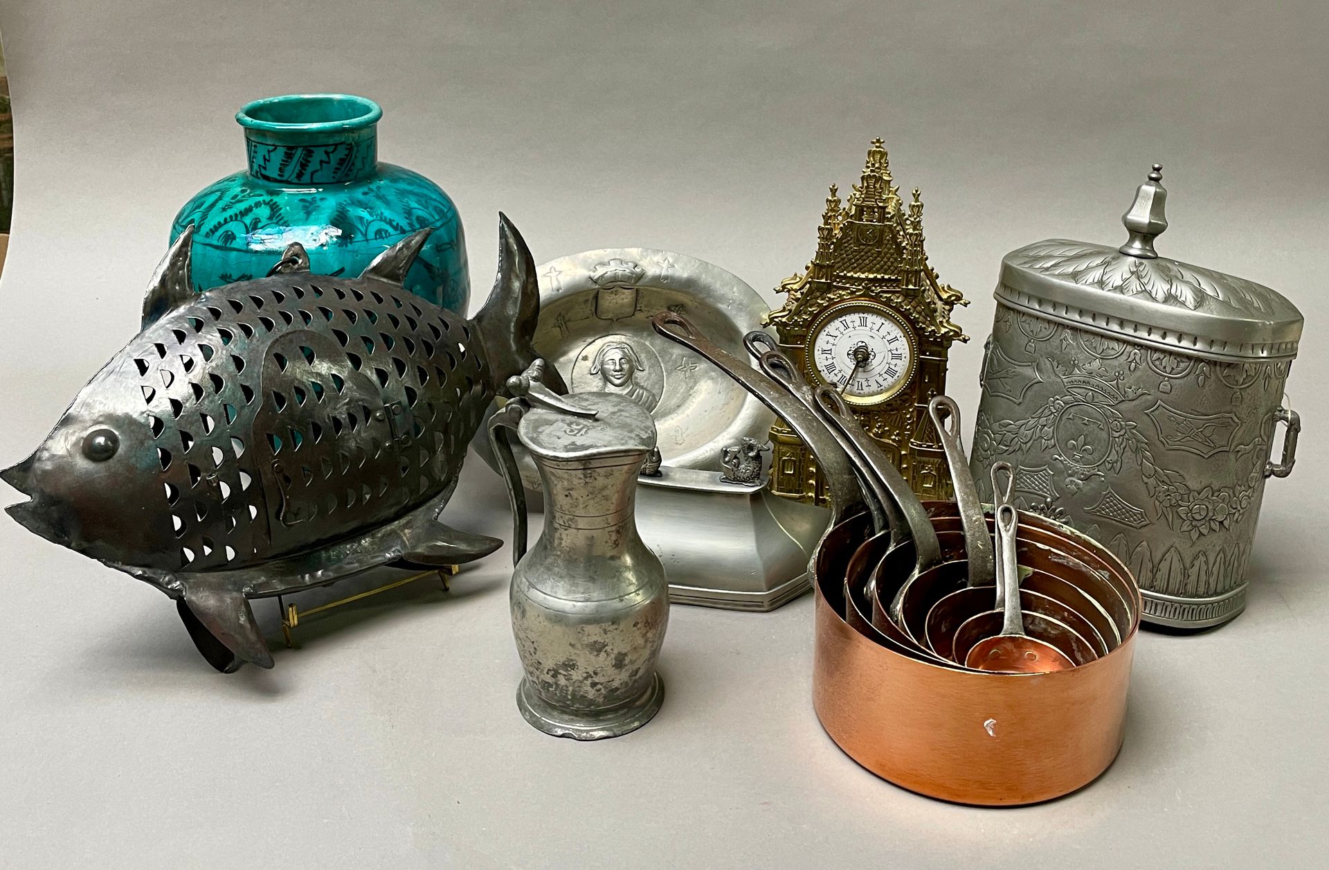 Null 曼尼特的各种小饰品，包括锡器、铜器、陶瓷和杂项。