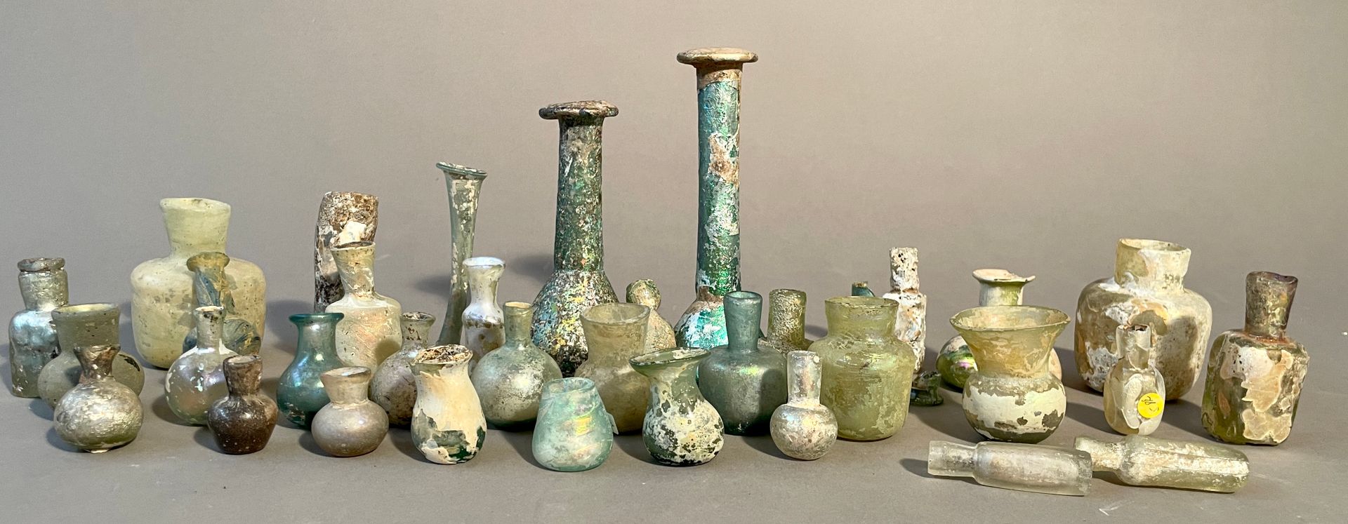 Null Lot including 51 pieces:
-GLASS VIALS SIZE
Islamic art, 8th-10th century
Se&hellip;