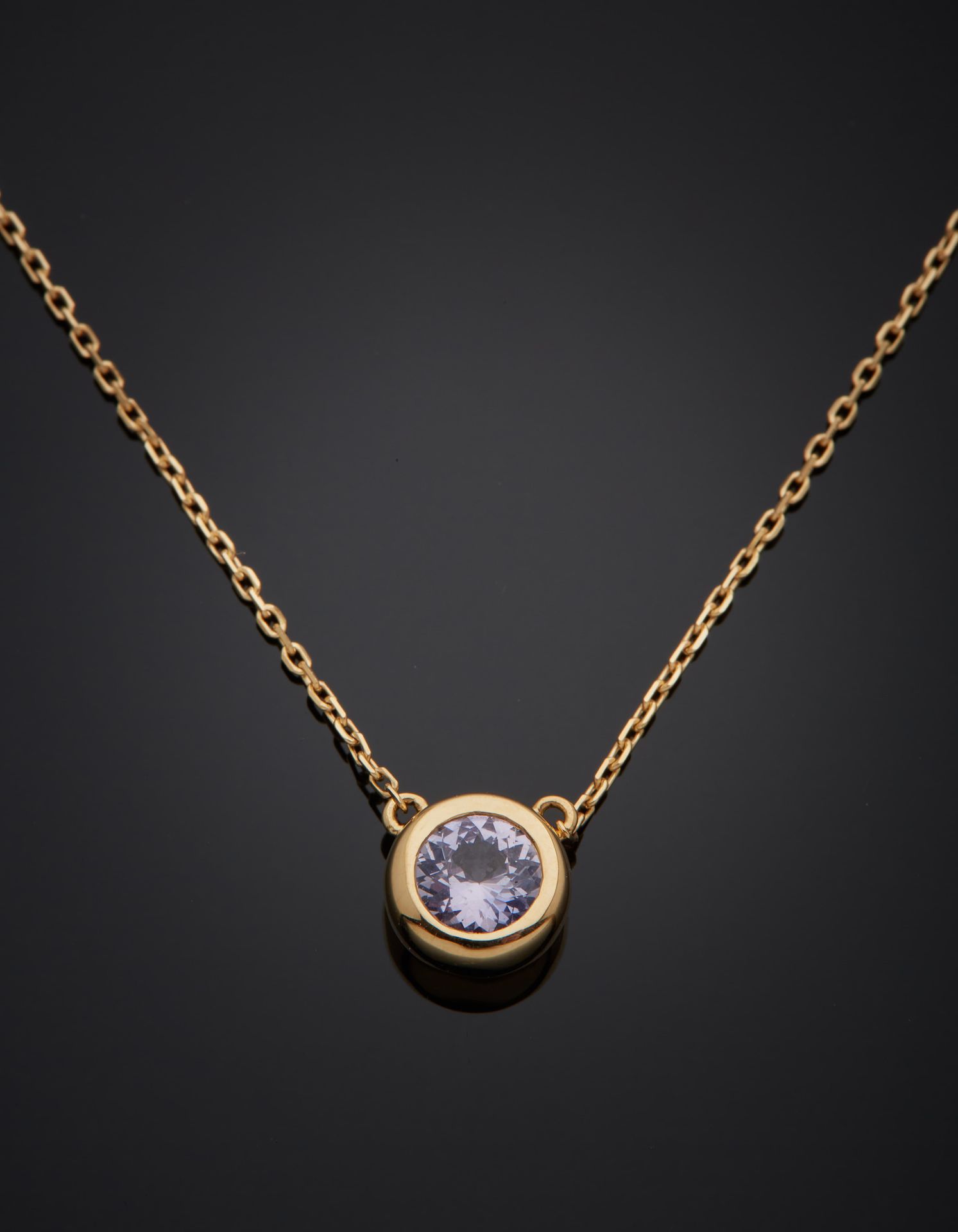 Null 一条18K黄金750‰的项链，装饰有一颗封闭式镶嵌的圆形紫色蓝宝石，其上有锉刀状的美食链，弹簧环扣。附有宝石研究中心的证书。
长45.50厘米 毛重2&hellip;