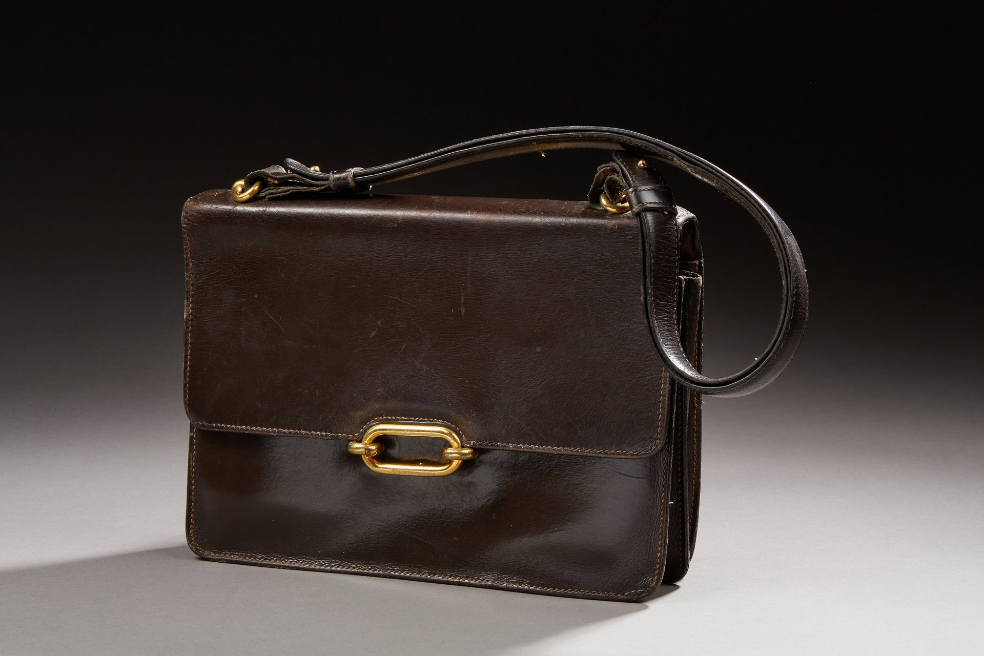 Null HERMES Paris - Fonsbelle包，装在棕色盒子里，镀金金属装饰，约1970年。手柄处有磨损和撕裂。
尺寸：24 x 17 x 4厘米&hellip;