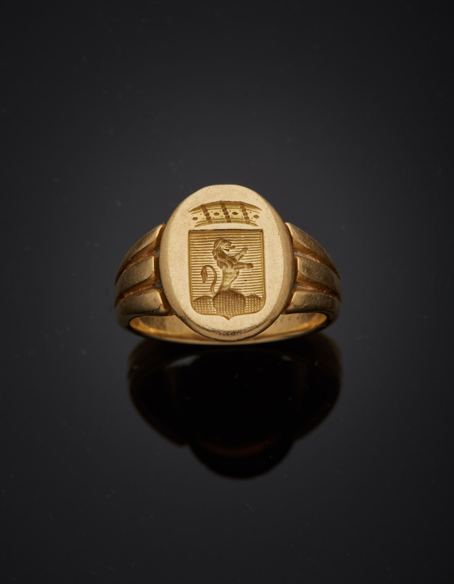 Null Chevalière，18K黄金750‰，装饰有一个椭圆形的盘子，上面刻有男爵的纹章，凹槽环。有使用过的痕迹。
手指尺寸51 重量8克