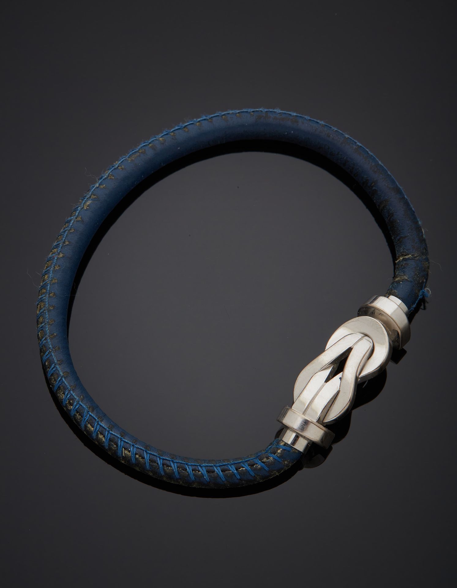 Null FRED - 18K白金750‰手镯，"无限的机会 "模型，普通的蝴蝶结图案，在其蓝色的皮绳上。拉链扣。有签名，法国作坊标志和编号1064144。 有&hellip;