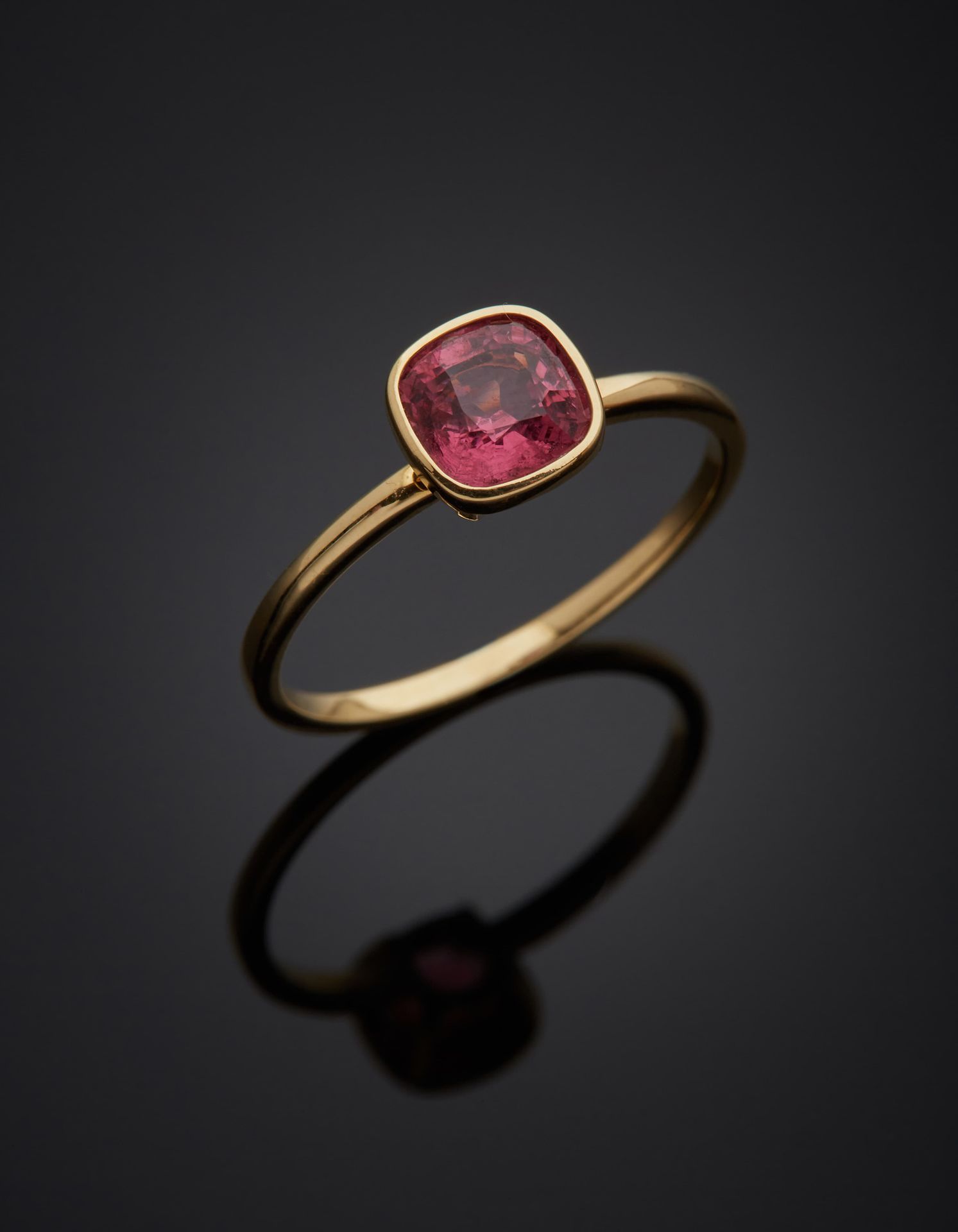Null 一枚18K黄金750‰的戒指，装饰有一个枕形的粉色尖晶石，安装在一个封闭的底座上。附有宝石研究中心的证书。这颗石头是有籽的。
手指大小55，毛重1.8&hellip;