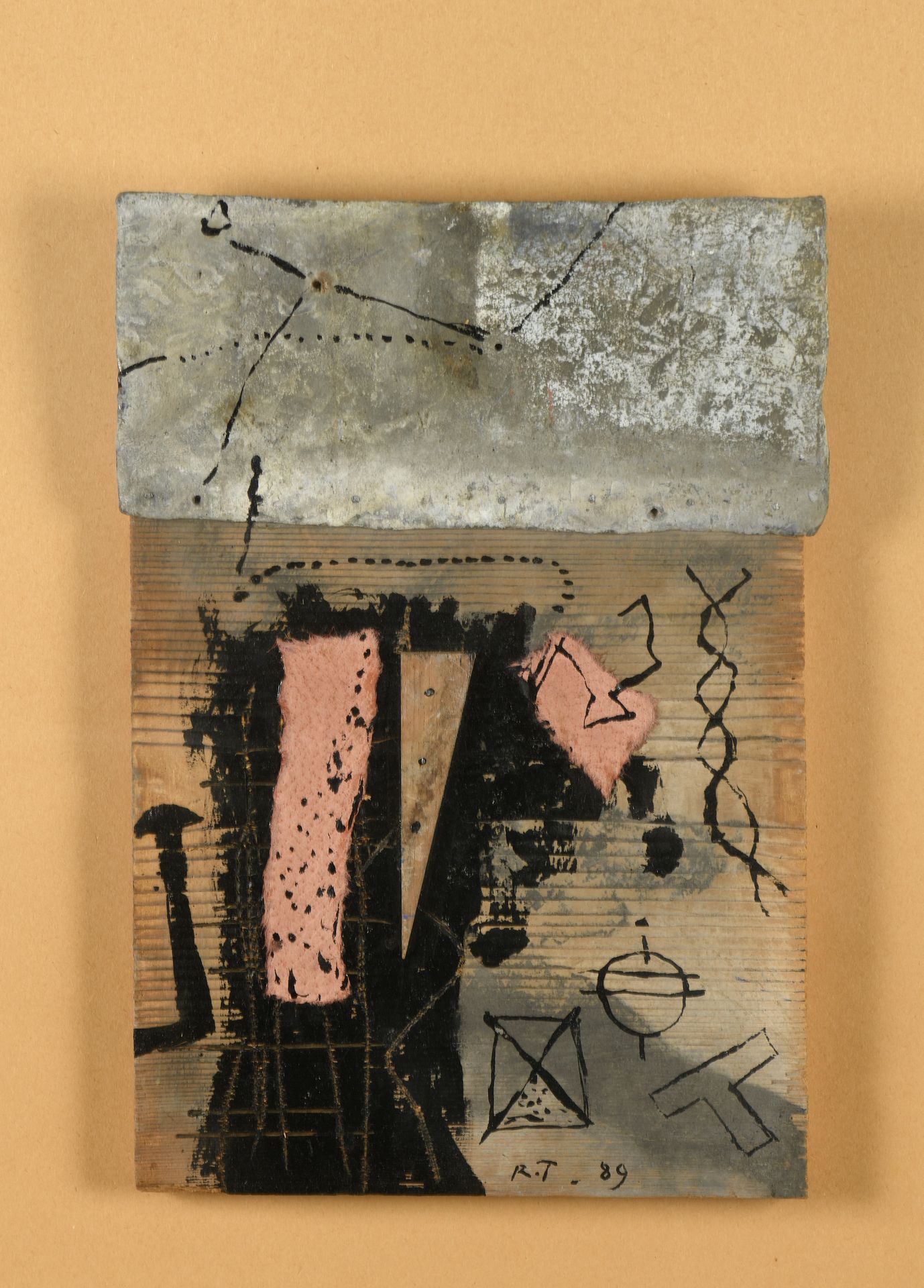 Null 理查德-特克斯尔（生于1955年）
无题，1989
丙烯酸和墨水在木头和金属的组合上，底部中心有字母图案和日期。
36 x 26 cm 
作品放在一个&hellip;