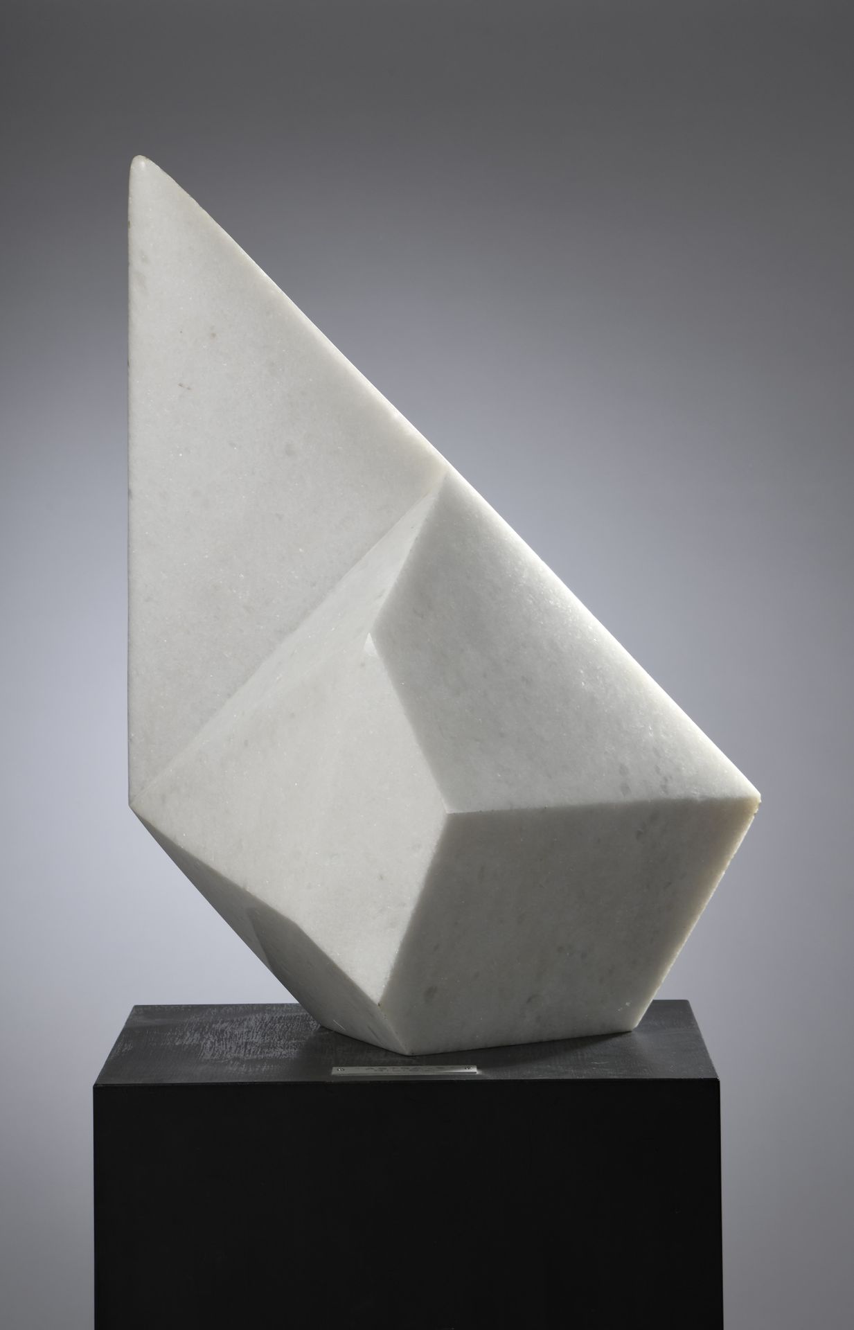 Null 埃米尔-吉利奥里(1911-1977)
Astrale, 1966
白色大理石，直接切割，底座上有点状签名。
大型黑色漆面木质底座，上有作品名称的标签&hellip;