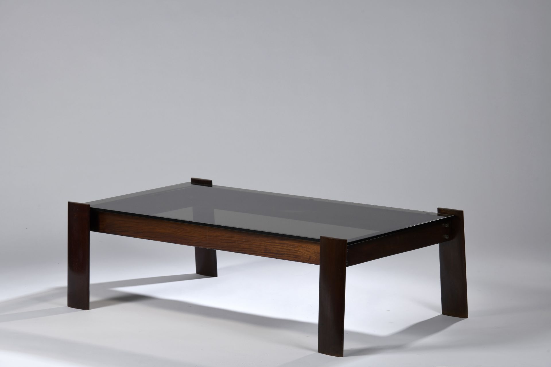 Null *Attribué à Percival LAFER (1936)
Table basse en bois teinté. Plateau en ve&hellip;