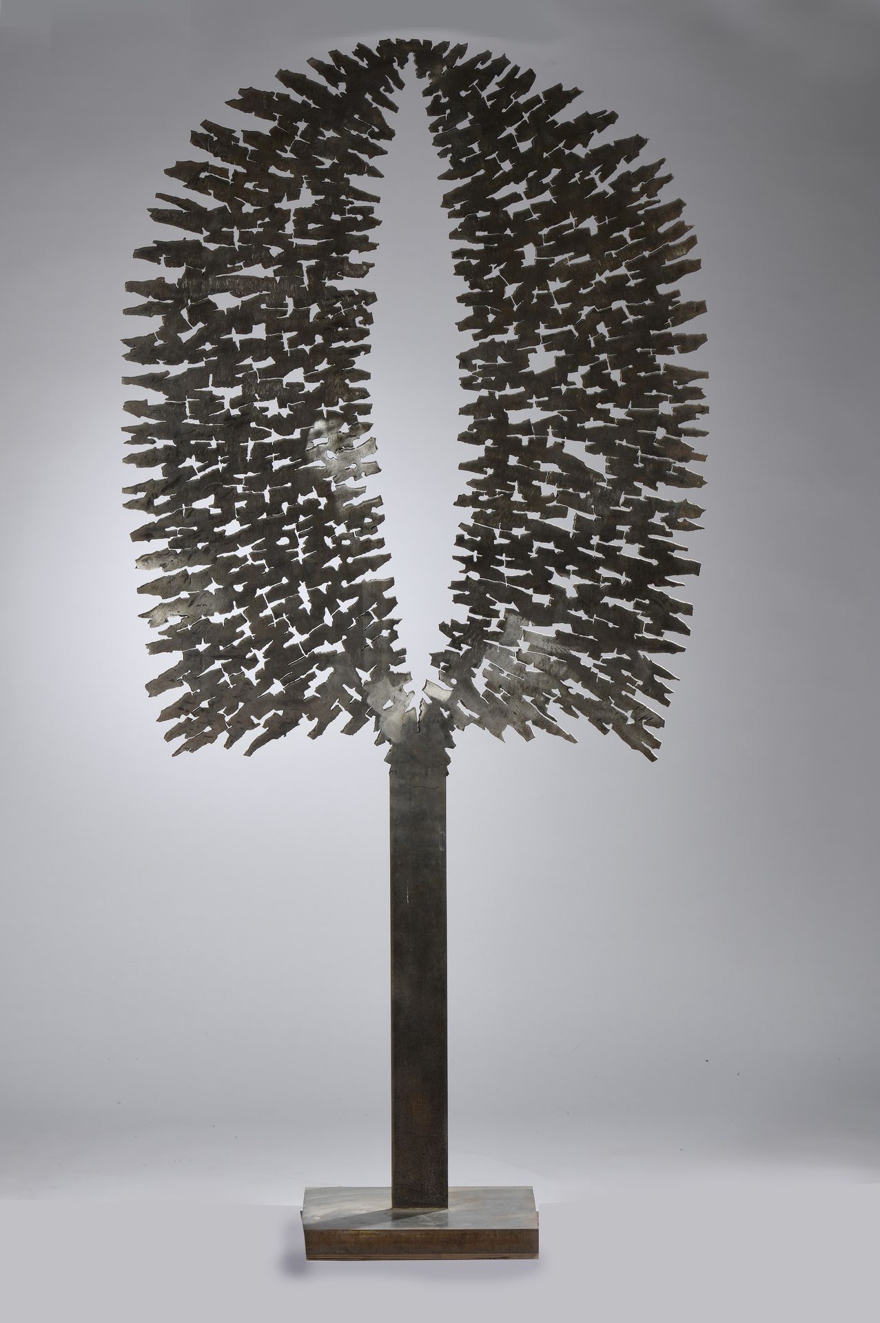 Null 米歇尔-里科（生于1946年）
生命之树 
切割和焊接钢的雕塑。
底座上有轻微的氧化现象。
206 x 101 x 33厘米