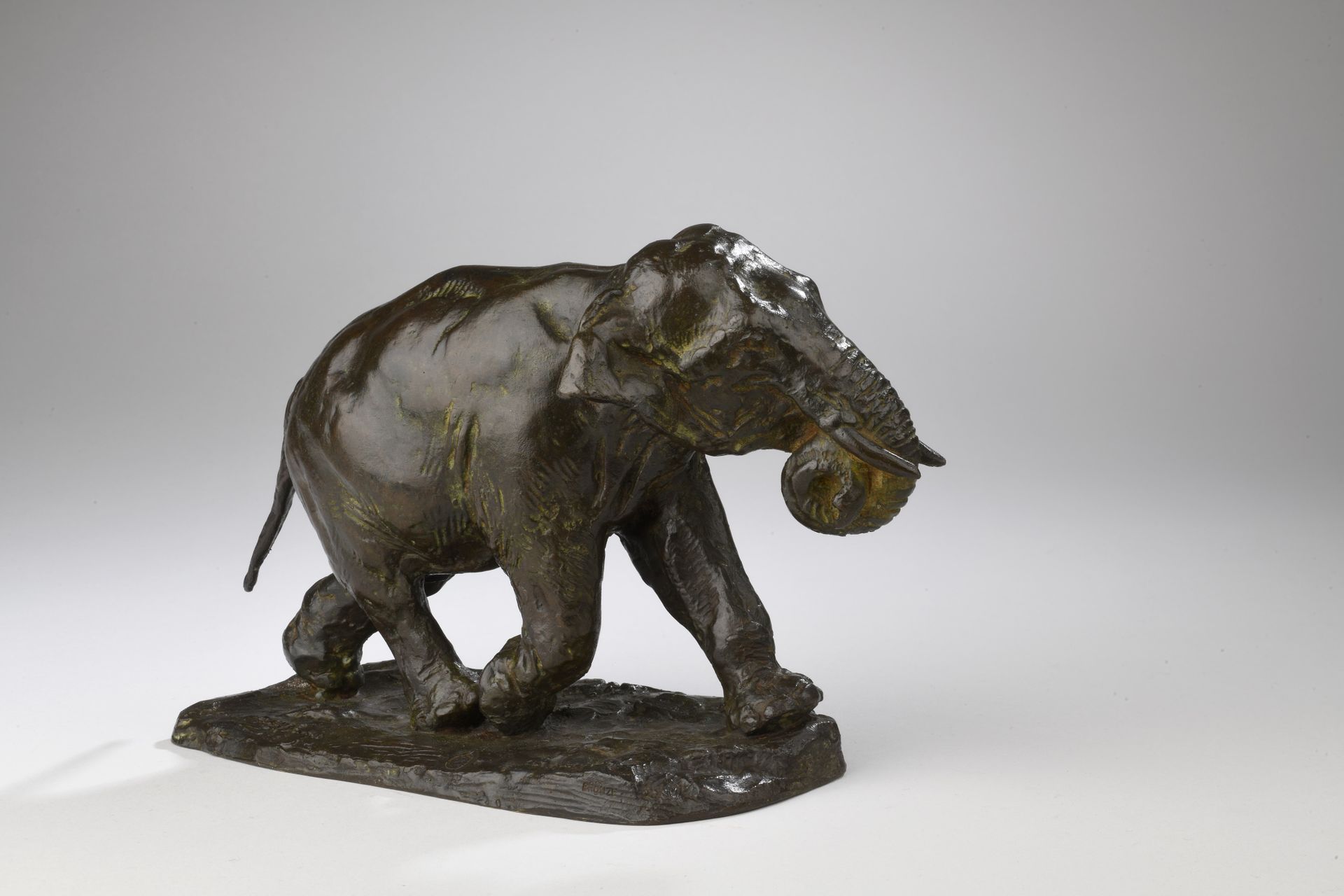 Null 罗杰-戈德肖(1878-1958)
大象带着盘绕的树干奔跑
青铜器，有褐色阴影的铜锈
平台上有 "Roger Godchaux "的签名
有创始人的标&hellip;