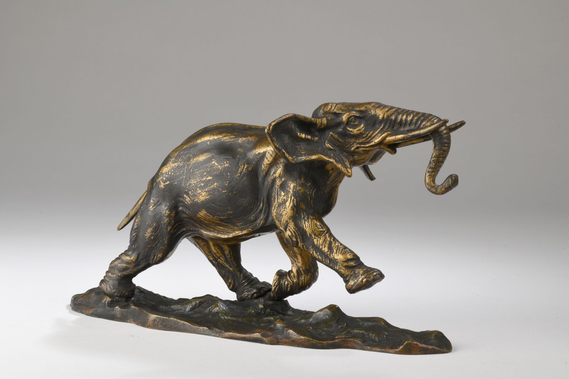 Null E.L. Adenin (活跃于19世纪)
大象 
青铜，带有金色的铜锈
平台上有签名 "E.L. Adenin"。
H.13厘米，平台23.5 x &hellip;