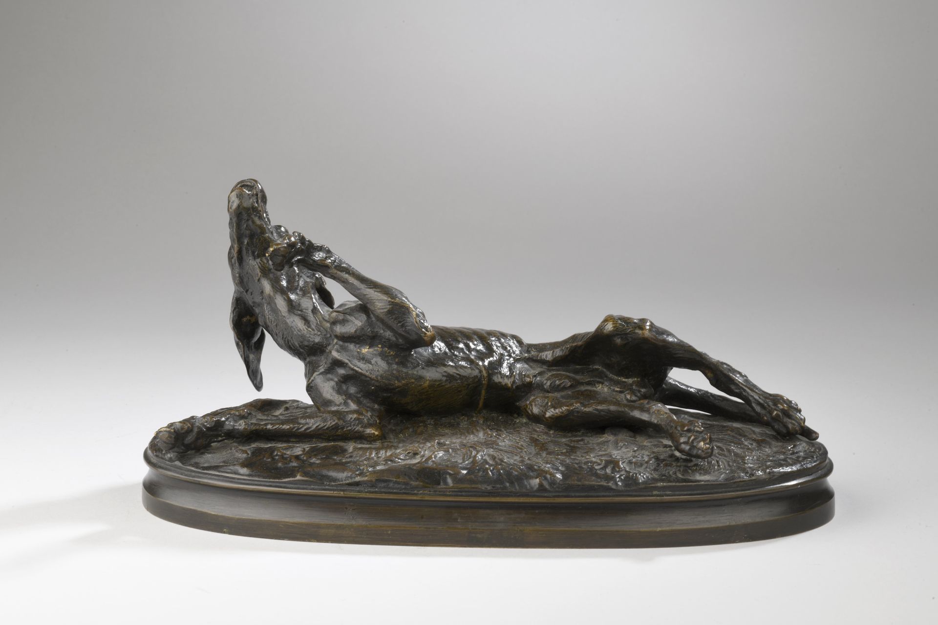 Null 皮埃尔-儒勒-梅内 (1810-1879) 
受伤的狗
青铜，有棕色的铜锈
平台上有 "P.J. MENE "的签名
H.12.8厘米，平台29 x &hellip;