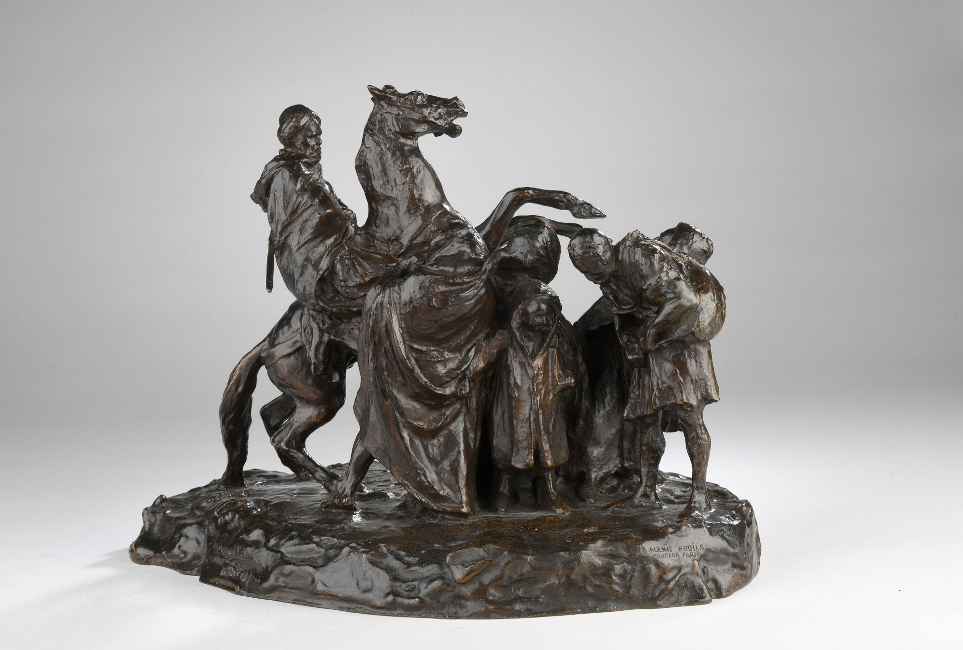 Null 泰奥多尔-里维埃尔（1857-1912年）
阿拉伯骑手推开非斯的罗吉囚犯入场的人群
大约在1910年
青铜，有棕色的铜锈，署名 "泰奥多尔-里维埃尔"&hellip;