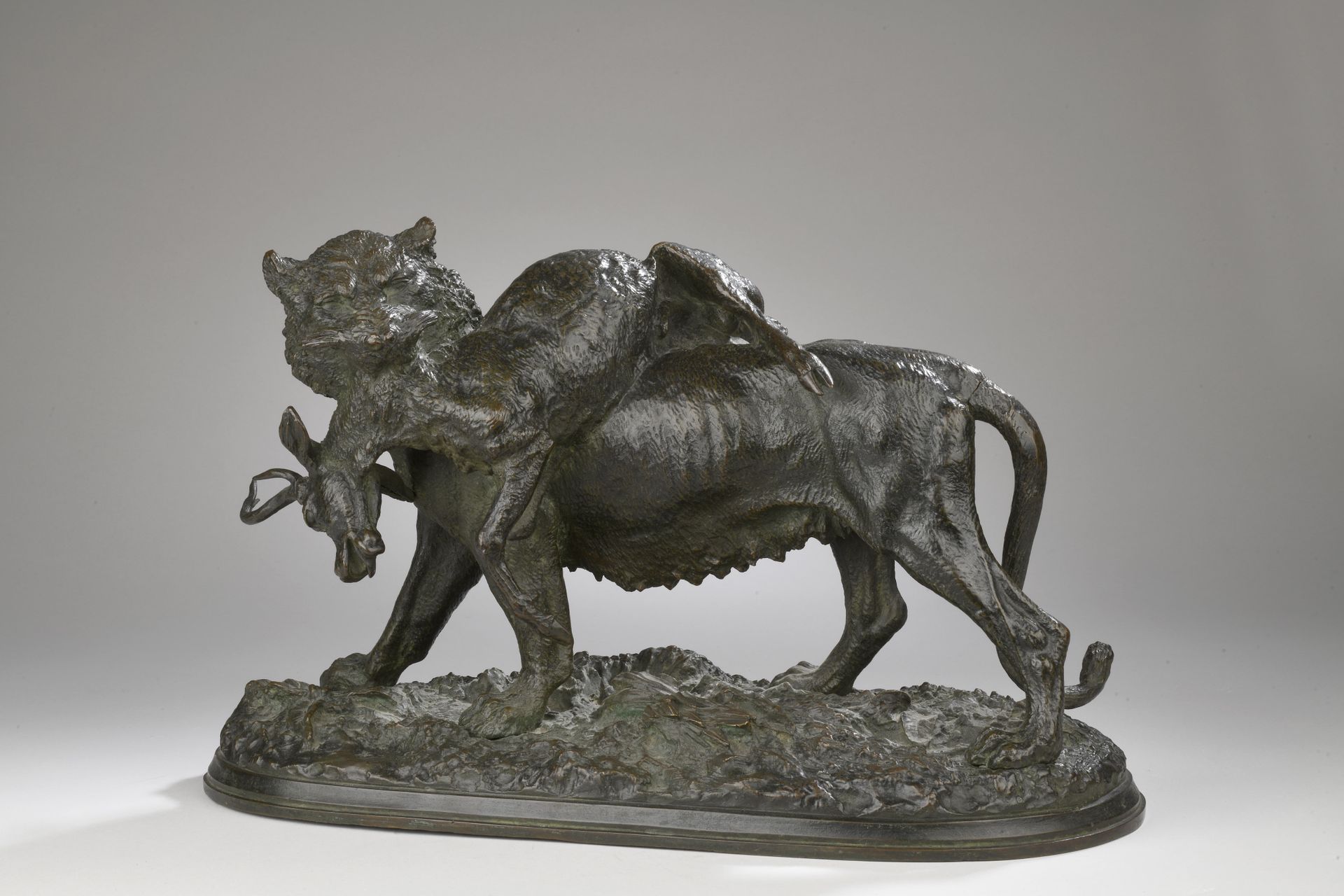 Null Christophe Fratin (1801-1864) 
Tigerin, die eine Beute trägt
Bronze mit bra&hellip;