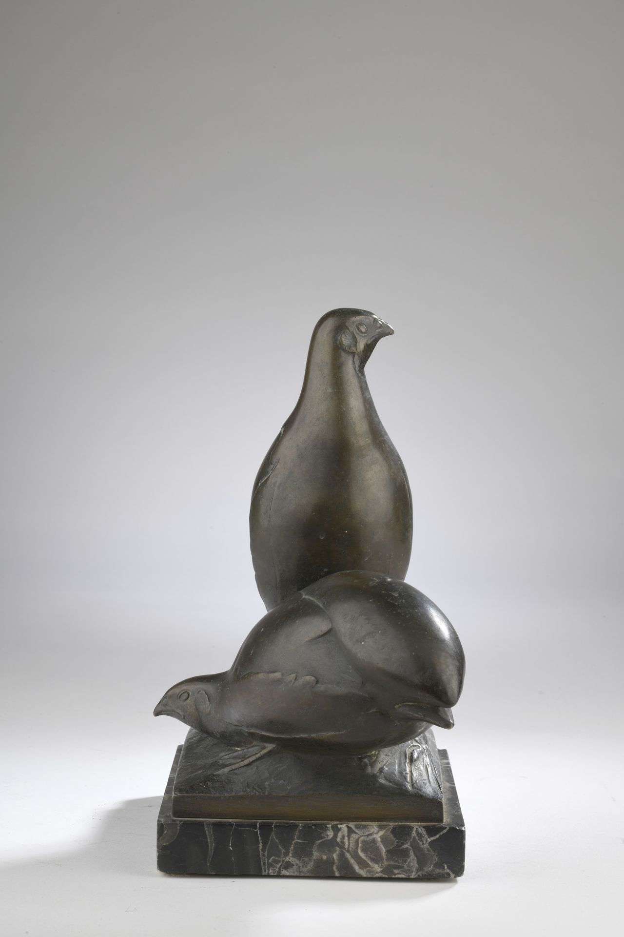 Null 恩尼奥-托迈 (1893 - 1969)
两只鹦鹉
青铜，有阴影的棕色铜锈
署名 "TOMAI
有出版商的印章
尺寸（含底座）：23 x 18 x 1&hellip;