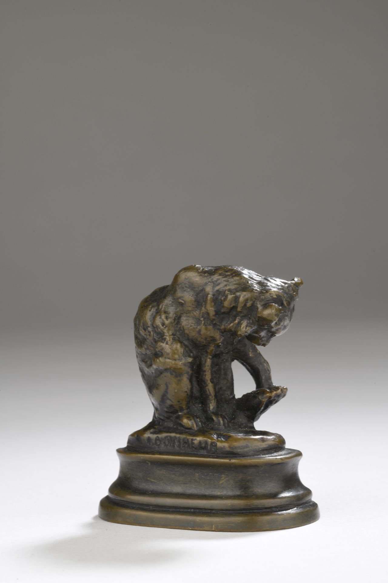 Null 伊西多尔-邦霍尔 (1827-1901) 
坐着的猫
青铜，带褐色铜锈 
署名 "I.BONHEUR
H.5厘米