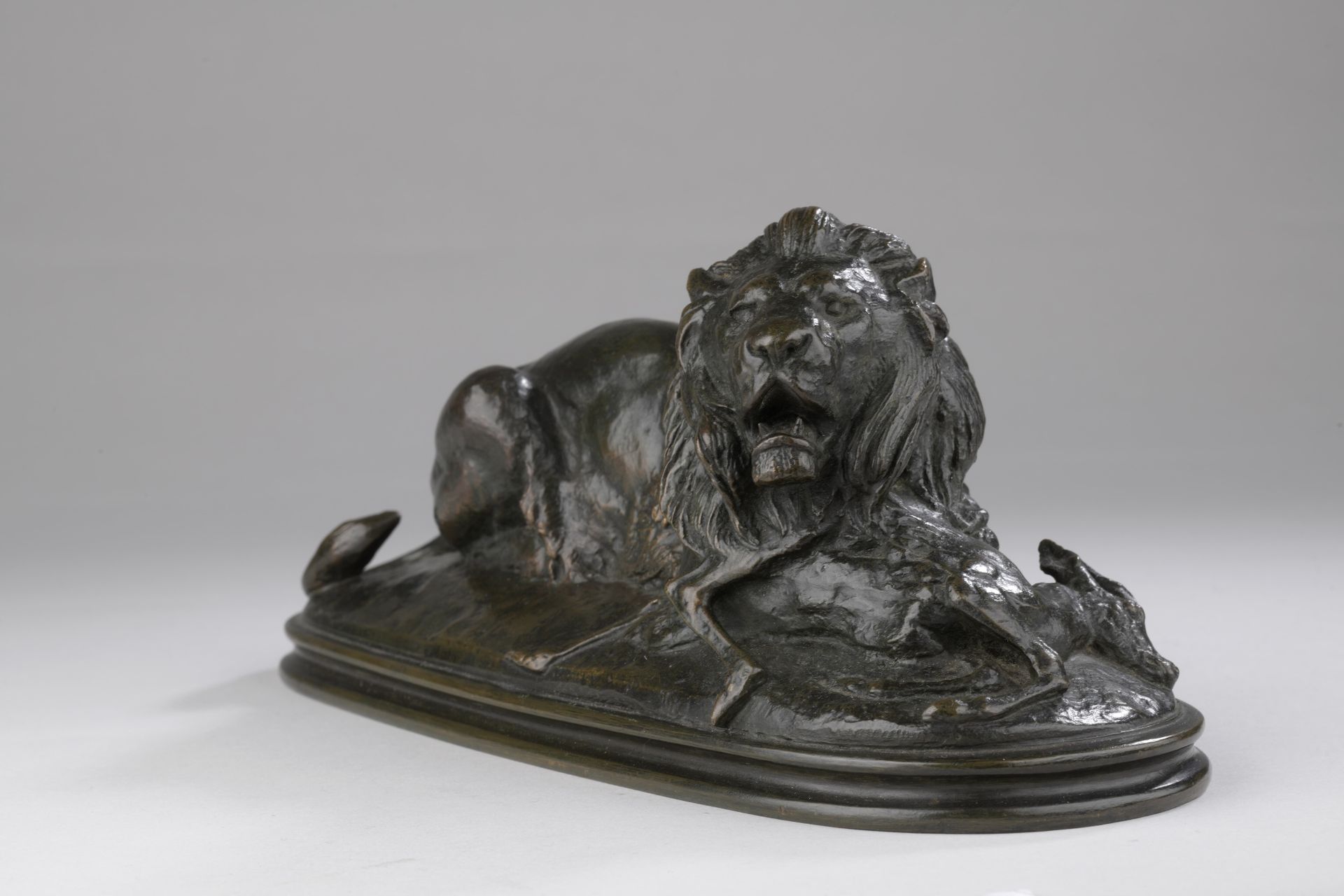 Null 安托万-路易-巴里 (1795-1875)
狮子抱着古伯
模型创作于1835年，由巴耶工作室在1857年至1875年间铸造。 
青铜，有棕绿色的阴影。&hellip;