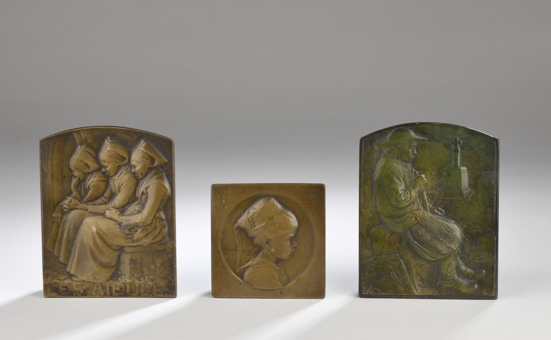 Null André-Pierre Schwab (1883- ?) 
Bretons
Set of 3 bronze plaques with light b&hellip;